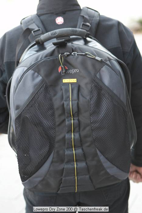Lowepro DryZone 200\n\nFoto von Jrg Langer - Danke an den Nutzer bei dem ich den Rucksack fotografieren durfte.\n\nKommentar des Nutzers:\n\nDamit habe ich auch die Hasselblad schon 1000 Hhenmeter auf dem Rcken gehabt ohne Probleme. Wasserdicht und dennoch sehr bequem. Reisverschlsse bedrfen Pflege und Gewhnung.