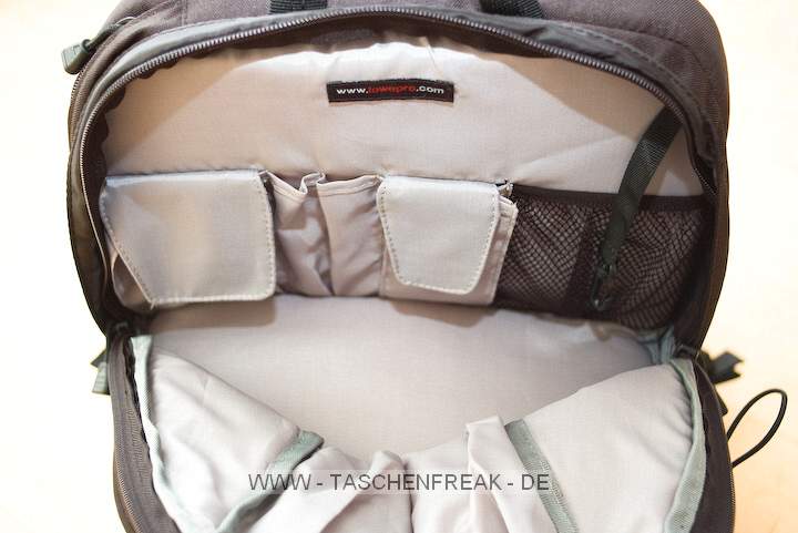 LOWEPRO FASTPACK 250\n\nFoto von Maximilian Schirmer - VIELEN DANK!\n\nKommentar des Nutzers:\n\nLowePro Fastpack 250\n\nDies ist mein erster Fotorucksack und auch meine erste Tasche von LowePro, das sollte ich eingangs vielleicht erwhnen, damit man meine Beurteilung einordnen kann. Ich werde den Fastpack im (Uni-)Alltag einsetzen, deshalb ist das Laptopfach Pflicht. Oft habe ich mich gergert, dass mein vorheriger Rucksack (Jack Wolfskin Brainstorm) die Kameraausrstung erst nach einiger Kramerei erreichbar machte. Dadurch habe ich so manche Chance auf ein schnes Foto verpasst und erhoffe mir vom Fastpack eine deutliche Verbesserung in Hinsicht auf den Schnellzugriff auf die Kamera.\n\nDer Rucksack ist extrem gut verarbeitet. Alle Reissverschlsse gehen butterweich und sind wohldurchdacht platziert. Das Laptopfach (fr Gerte bis 15.4 Zoll Widescreen) ist gut gepolstert, die Verwendung einer zustzlichen Neoprenhlle ist aber evtl. zu empfehlen.\n\nIm oberen Daypack-Fach lassen sich mhelos berlebensnotwendige Kleinigkeiten wie GPS-Logger, Taschenmesser, Netzteile, Notizbuch, Stifte oder Ausrstungsgegenstnde (kleines Stativ, Akkus, Speicherkarten, ...) verstauen. Eine Regenjacke findet auch ihren Platz. Der Boden, welcher das Daypack zur Fotoausrstung abtrennt, ist sehr solide und dick. Hier lassen sich also auch schwerere Gegenstnde unterbringen und eine ausgelaufene Flasche wird wohl nicht zu schnell die Kameraausrstung fluten. Auch wenn LowePro keine Regenhaube mitliefert, so ist eine entsprechende Unterbringungsmglichkeit im Deckel des Daypacks jedoch vorgesehen.\n\nDas Ausrstungsfach ist gestaltet wie bei den Slingshots und lsst sich recht variabel konfigurieren. Meine 5 Objektive (16/2.8, 28/2.8, 50/1.7, 135/2.8, 18-55 3.5~5.6) plus Kamera (Pentax K110D) und Blitz (Pentax AF360-FGZ) finden locker Platz, je nach Bauform lassen sich mindestens noch 3 bis 4 weitere verstauen. Auch ein Batteriegriff wrde kein Problem darstellen und passt noch locker an die verstaute Kamera.\n\nIch habe bemerkt, dass der Rucksack die Last extrem gut verteilt, die angenehm gepolsterten Trageriemen lassen auch lngere Touren mit voller Beladung zu, der Bauchgurt hilft zustzlich.\n\nNimmt man den Rucksack nur mit dem linken Trageriemen auf den Rcken, so lsst er sich in Slingshotmanier nach vorn ziehen und gestattet direkten Zugriff auf das Kamerafach.\n\nDer Fastpack 250 bietet zudem eine Vielzahl kleiner Fcher, die das sortierte Verstauen von Kleinteilen wie Akkus, Filter, Speicherkarten usw. extrem erleichtern. Mit meiner Ausstattung ist er wahrscheinlich nicht mal annhernd an der Grenze seiner Kapazitt.