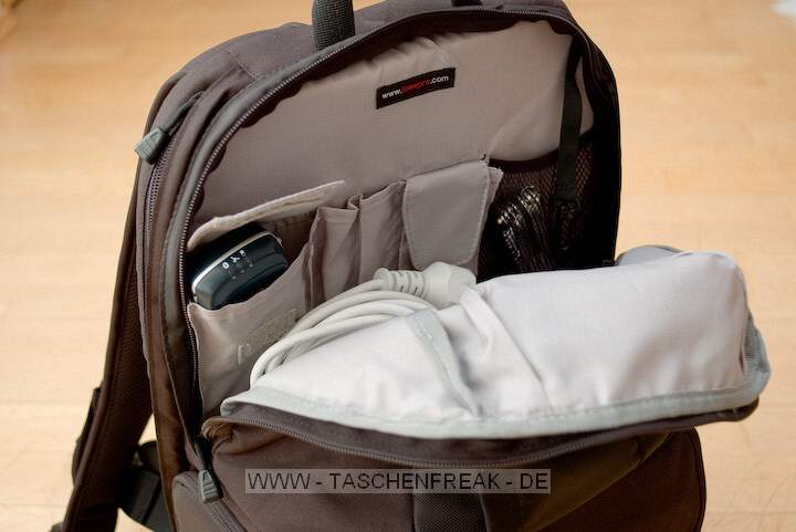 LOWEPRO FASTPACK 250\n\nFoto von Maximilian Schirmer - VIELEN DANK!\n\nKommentar des Nutzers:\n\nLowePro Fastpack 250\n\nDies ist mein erster Fotorucksack und auch meine erste Tasche von LowePro, das sollte ich eingangs vielleicht erwhnen, damit man meine Beurteilung einordnen kann. Ich werde den Fastpack im (Uni-)Alltag einsetzen, deshalb ist das Laptopfach Pflicht. Oft habe ich mich gergert, dass mein vorheriger Rucksack (Jack Wolfskin Brainstorm) die Kameraausrstung erst nach einiger Kramerei erreichbar machte. Dadurch habe ich so manche Chance auf ein schnes Foto verpasst und erhoffe mir vom Fastpack eine deutliche Verbesserung in Hinsicht auf den Schnellzugriff auf die Kamera.\n\nDer Rucksack ist extrem gut verarbeitet. Alle Reissverschlsse gehen butterweich und sind wohldurchdacht platziert. Das Laptopfach (fr Gerte bis 15.4 Zoll Widescreen) ist gut gepolstert, die Verwendung einer zustzlichen Neoprenhlle ist aber evtl. zu empfehlen.\n\nIm oberen Daypack-Fach lassen sich mhelos berlebensnotwendige Kleinigkeiten wie GPS-Logger, Taschenmesser, Netzteile, Notizbuch, Stifte oder Ausrstungsgegenstnde (kleines Stativ, Akkus, Speicherkarten, ...) verstauen. Eine Regenjacke findet auch ihren Platz. Der Boden, welcher das Daypack zur Fotoausrstung abtrennt, ist sehr solide und dick. Hier lassen sich also auch schwerere Gegenstnde unterbringen und eine ausgelaufene Flasche wird wohl nicht zu schnell die Kameraausrstung fluten. Auch wenn LowePro keine Regenhaube mitliefert, so ist eine entsprechende Unterbringungsmglichkeit im Deckel des Daypacks jedoch vorgesehen.\n\nDas Ausrstungsfach ist gestaltet wie bei den Slingshots und lsst sich recht variabel konfigurieren. Meine 5 Objektive (16/2.8, 28/2.8, 50/1.7, 135/2.8, 18-55 3.5~5.6) plus Kamera (Pentax K110D) und Blitz (Pentax AF360-FGZ) finden locker Platz, je nach Bauform lassen sich mindestens noch 3 bis 4 weitere verstauen. Auch ein Batteriegriff wrde kein Problem darstellen und passt noch locker an die verstaute Kamera.\n\nIch habe bemerkt, dass der Rucksack die Last extrem gut verteilt, die angenehm gepolsterten Trageriemen lassen auch lngere Touren mit voller Beladung zu, der Bauchgurt hilft zustzlich.\n\nNimmt man den Rucksack nur mit dem linken Trageriemen auf den Rcken, so lsst er sich in Slingshotmanier nach vorn ziehen und gestattet direkten Zugriff auf das Kamerafach.\n\nDer Fastpack 250 bietet zudem eine Vielzahl kleiner Fcher, die das sortierte Verstauen von Kleinteilen wie Akkus, Filter, Speicherkarten usw. extrem erleichtern. Mit meiner Ausstattung ist er wahrscheinlich nicht mal annhernd an der Grenze seiner Kapazitt.