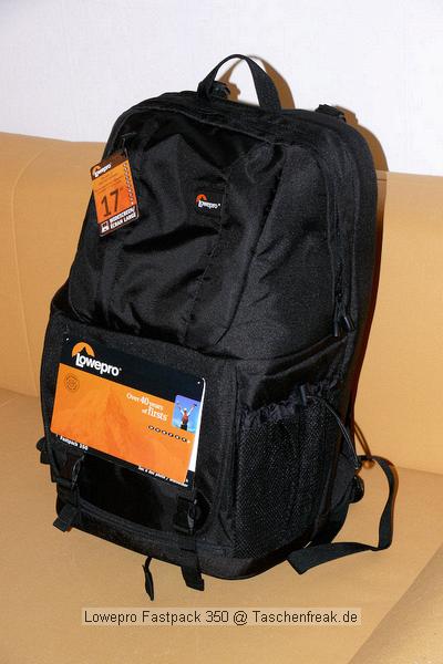 LOWEPRO FASTPACK 350\n\nFoto von Jrg Langer\n\nKommentar des Nutzers:\n\nDer Fastpack 350, der jetzt in der Vorweihnachtszeit (2007) ganz frisch die Bhne des Taschenmarktes betreten hat, macht auf den ersten Blick fr das Geld (zw. 75 und 110 Euro - je nach Hndler) einen sehr guten und brauchbaren Eindruck. Sehr viele kleine durchdachte Details.\n\nWirkt fast als ob der Think Tank Entwickler der frher bei Lowepro war wieder zurck ist bei Lowepro.\n\nAber die Verarbeitung und die Nhte der Think Tanks und Crumpler sind dennoch stabiler. \n\nDie Kombination aus schnellem Zugriff, 2er Rucksack und einem kleinen Daypack mit Notebookfach gabs bislang m.E. noch nicht so in dieser Form wie bei den Fastpacks von Lowepro.\n\nSlingshot 300 AW war sicher hier der Ideenliefernat zu diesem Modell. Der astpack 350 ist eine gute Mischung aus Slingshot 300 und Compu Trekker AW und Compu Rover AW.\n\nMan kann einen groen - bis 17 Zoll - Notebook direkt am Rcken tragen und doch etliches an Fotoequipemnt hineinbekommen, wie man auf den Bildern von mir ganz gut erkennen kann.\n\nDer Schnellzugrif funktioniert durch das eitenfach extrem gut. Das restliche Equipment ist durch den mit zwei Klickverschlssen gesicherten Deckel sehr gut fest in der Tasche und erst beim Absetzen des Fastpack zugng.ich. Die Slingshot Nutzer werden wissen was ich meine.\n\nDas Tragesystem ist dnner als beim Computrekker oder Rover System aber dennoch trotz der Last des eigenen Hobbys noch sehr bequem. Der Bauchgurt ist fest und nicht abnehmbar und (schade fr die XXXL Menschen) krzer als der des Compu Rover AW. Das Tragesystem ist auf beiden Schultern gut verteilt und damit dem Slingshot 300 AW gegenber ein enormer Vorteil.\n\nDie Details sind sehr durchdacht, wie die Handy und MP3 Player Tasche oben drauf, der Zubehrbeutel fr Netzteil und Maus und das ganze Notebookzubehr, welcher per Klett im Daypack oben fixiert werden kann.\n\nAuf einigen Bildern sehen Sie den direkten Vergleich zwischen Crumpler Pretty Boy Backpack XL und dem Lowepro Computrekker AW und dem hier beschreibenen Fastpack 350 von Lowepro.\n\nDer Fastpack bleibt beim Abstellen auf dem Boden auch aufrecht stehen und fllt nicht um, was seine beiden "Konkurenten" die wir hier im Vergleich haben udn sehen beide nicht tun. Leider hat der Fastpack 350 keine Fe zum abstellen, sondern steht direkt mit dem Stoff/Nylon auf dem Boden, was je nach Witterung nicht so angenehm ist. Aber das haben leider die wenigsten halbwegs vergleichbaren Rucksche nicht.\n\nEine Stativhalterung und eine AW Hllen hat der Fastpack 350 beides nicht.\n\nTaschenfreak-Fazit: Wer auf professionelle Verarbeitung (Think Tank), All Wetter Schutzhlle (teurere Lowepro Modelle) und dickere Polsterung (Crumpler) verzichten kann und will ist mit dem Fastpack sehr gut bedient.