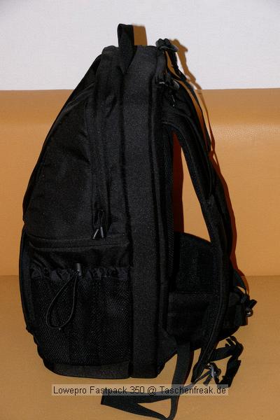 LOWEPRO FASTPACK 350\n\nFoto von Jrg Langer\n\nKommentar des Nutzers:\n\nDer Fastpack 350, der jetzt in der Vorweihnachtszeit (2007) ganz frisch die Bhne des Taschenmarktes betreten hat, macht auf den ersten Blick fr das Geld (zw. 75 und 110 Euro - je nach Hndler) einen sehr guten und brauchbaren Eindruck. Sehr viele kleine durchdachte Details.\n\nWirkt fast als ob der Think Tank Entwickler der frher bei Lowepro war wieder zurck ist bei Lowepro.\n\nAber die Verarbeitung und die Nhte der Think Tanks und Crumpler sind dennoch stabiler. \n\nDie Kombination aus schnellem Zugriff, 2er Rucksack und einem kleinen Daypack mit Notebookfach gabs bislang m.E. noch nicht so in dieser Form wie bei den Fastpacks von Lowepro.\n\nSlingshot 300 AW war sicher hier der Ideenliefernat zu diesem Modell. Der astpack 350 ist eine gute Mischung aus Slingshot 300 und Compu Trekker AW und Compu Rover AW.\n\nMan kann einen groen - bis 17 Zoll - Notebook direkt am Rcken tragen und doch etliches an Fotoequipemnt hineinbekommen, wie man auf den Bildern von mir ganz gut erkennen kann.\n\nDer Schnellzugrif funktioniert durch das eitenfach extrem gut. Das restliche Equipment ist durch den mit zwei Klickverschlssen gesicherten Deckel sehr gut fest in der Tasche und erst beim Absetzen des Fastpack zugng.ich. Die Slingshot Nutzer werden wissen was ich meine.\n\nDas Tragesystem ist dnner als beim Computrekker oder Rover System aber dennoch trotz der Last des eigenen Hobbys noch sehr bequem. Der Bauchgurt ist fest und nicht abnehmbar und (schade fr die XXXL Menschen) krzer als der des Compu Rover AW. Das Tragesystem ist auf beiden Schultern gut verteilt und damit dem Slingshot 300 AW gegenber ein enormer Vorteil.\n\nDie Details sind sehr durchdacht, wie die Handy und MP3 Player Tasche oben drauf, der Zubehrbeutel fr Netzteil und Maus und das ganze Notebookzubehr, welcher per Klett im Daypack oben fixiert werden kann.\n\nAuf einigen Bildern sehen Sie den direkten Vergleich zwischen Crumpler Pretty Boy Backpack XL und dem Lowepro Computrekker AW und dem hier beschreibenen Fastpack 350 von Lowepro.\n\nDer Fastpack bleibt beim Abstellen auf dem Boden auch aufrecht stehen und fllt nicht um, was seine beiden "Konkurenten" die wir hier im Vergleich haben udn sehen beide nicht tun. Leider hat der Fastpack 350 keine Fe zum abstellen, sondern steht direkt mit dem Stoff/Nylon auf dem Boden, was je nach Witterung nicht so angenehm ist. Aber das haben leider die wenigsten halbwegs vergleichbaren Rucksche nicht.\n\nEine Stativhalterung und eine AW Hllen hat der Fastpack 350 beides nicht.\n\nTaschenfreak-Fazit: Wer auf professionelle Verarbeitung (Think Tank), All Wetter Schutzhlle (teurere Lowepro Modelle) und dickere Polsterung (Crumpler) verzichten kann und will ist mit dem Fastpack sehr gut bedient.