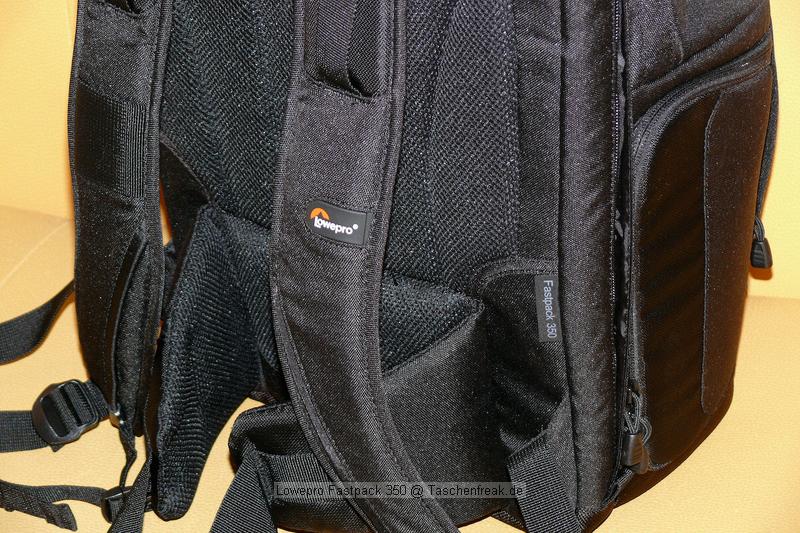 LOWEPRO FASTPACK 350\n\nFoto von Jrg Langer\n\nKommentar des Nutzers:\n\nDer Fastpack 350, der jetzt in der Vorweihnachtszeit (2007) ganz frisch die Bhne des Taschenmarktes betreten hat, macht auf den ersten Blick fr das Geld (zw. 75 und 110 Euro - je nach Hndler) einen sehr guten und brauchbaren Eindruck. Sehr viele kleine durchdachte Details.\n\nWirkt fast als ob der Think Tank Entwickler der frher bei Lowepro war wieder zurck ist bei Lowepro.\n\nAber die Verarbeitung und die Nhte der Think Tanks und Crumpler sind dennoch stabiler. \n\nDie Kombination aus schnellem Zugriff, 2er Rucksack und einem kleinen Daypack mit Notebookfach gabs bislang m.E. noch nicht so in dieser Form wie bei den Fastpacks von Lowepro.\n\nSlingshot 300 AW war sicher hier der Ideenliefernat zu diesem Modell. Der astpack 350 ist eine gute Mischung aus Slingshot 300 und Compu Trekker AW und Compu Rover AW.\n\nMan kann einen groen - bis 17 Zoll - Notebook direkt am Rcken tragen und doch etliches an Fotoequipemnt hineinbekommen, wie man auf den Bildern von mir ganz gut erkennen kann.\n\nDer Schnellzugrif funktioniert durch das eitenfach extrem gut. Das restliche Equipment ist durch den mit zwei Klickverschlssen gesicherten Deckel sehr gut fest in der Tasche und erst beim Absetzen des Fastpack zugng.ich. Die Slingshot Nutzer werden wissen was ich meine.\n\nDas Tragesystem ist dnner als beim Computrekker oder Rover System aber dennoch trotz der Last des eigenen Hobbys noch sehr bequem. Der Bauchgurt ist fest und nicht abnehmbar und (schade fr die XXXL Menschen) krzer als der des Compu Rover AW. Das Tragesystem ist auf beiden Schultern gut verteilt und damit dem Slingshot 300 AW gegenber ein enormer Vorteil.\n\nDie Details sind sehr durchdacht, wie die Handy und MP3 Player Tasche oben drauf, der Zubehrbeutel fr Netzteil und Maus und das ganze Notebookzubehr, welcher per Klett im Daypack oben fixiert werden kann.\n\nAuf einigen Bildern sehen Sie den direkten Vergleich zwischen Crumpler Pretty Boy Backpack XL und dem Lowepro Computrekker AW und dem hier beschreibenen Fastpack 350 von Lowepro.\n\nDer Fastpack bleibt beim Abstellen auf dem Boden auch aufrecht stehen und fllt nicht um, was seine beiden "Konkurenten" die wir hier im Vergleich haben udn sehen beide nicht tun. Leider hat der Fastpack 350 keine Fe zum abstellen, sondern steht direkt mit dem Stoff/Nylon auf dem Boden, was je nach Witterung nicht so angenehm ist. Aber das haben leider die wenigsten halbwegs vergleichbaren Rucksche nicht.\n\nEine Stativhalterung und eine AW Hllen hat der Fastpack 350 beides nicht.\n\nTaschenfreak-Fazit: Wer auf professionelle Verarbeitung (Think Tank), All Wetter Schutzhlle (teurere Lowepro Modelle) und dickere Polsterung (Crumpler) verzichten kann und will ist mit dem Fastpack sehr gut bedient.