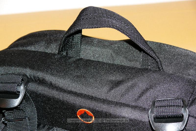 LOWEPRO FASTPACK 350\n\nFoto von Jrg Langer\n\nKommentar des Nutzers:\n\nDer Fastpack 350, der jetzt in der Vorweihnachtszeit (2007) ganz frisch die Bhne des Taschenmarktes betreten hat, macht auf den ersten Blick fr das Geld (zw. 75 und 110 Euro - je nach Hndler) einen sehr guten und brauchbaren Eindruck. Sehr viele kleine durchdachte Details.\n\nWirkt fast als ob der Think Tank Entwickler der frher bei Lowepro war wieder zurck ist bei Lowepro.\n\nAber die Verarbeitung und die Nhte der Think Tanks und Crumpler sind dennoch stabiler. \n\nDie Kombination aus schnellem Zugriff, 2er Rucksack und einem kleinen Daypack mit Notebookfach gabs bislang m.E. noch nicht so in dieser Form wie bei den Fastpacks von Lowepro.\n\nSlingshot 300 AW war sicher hier der Ideenliefernat zu diesem Modell. Der astpack 350 ist eine gute Mischung aus Slingshot 300 und Compu Trekker AW und Compu Rover AW.\n\nMan kann einen groen - bis 17 Zoll - Notebook direkt am Rcken tragen und doch etliches an Fotoequipemnt hineinbekommen, wie man auf den Bildern von mir ganz gut erkennen kann.\n\nDer Schnellzugrif funktioniert durch das eitenfach extrem gut. Das restliche Equipment ist durch den mit zwei Klickverschlssen gesicherten Deckel sehr gut fest in der Tasche und erst beim Absetzen des Fastpack zugng.ich. Die Slingshot Nutzer werden wissen was ich meine.\n\nDas Tragesystem ist dnner als beim Computrekker oder Rover System aber dennoch trotz der Last des eigenen Hobbys noch sehr bequem. Der Bauchgurt ist fest und nicht abnehmbar und (schade fr die XXXL Menschen) krzer als der des Compu Rover AW. Das Tragesystem ist auf beiden Schultern gut verteilt und damit dem Slingshot 300 AW gegenber ein enormer Vorteil.\n\nDie Details sind sehr durchdacht, wie die Handy und MP3 Player Tasche oben drauf, der Zubehrbeutel fr Netzteil und Maus und das ganze Notebookzubehr, welcher per Klett im Daypack oben fixiert werden kann.\n\nAuf einigen Bildern sehen Sie den direkten Vergleich zwischen Crumpler Pretty Boy Backpack XL und dem Lowepro Computrekker AW und dem hier beschreibenen Fastpack 350 von Lowepro.\n\nDer Fastpack bleibt beim Abstellen auf dem Boden auch aufrecht stehen und fllt nicht um, was seine beiden "Konkurenten" die wir hier im Vergleich haben udn sehen beide nicht tun. Leider hat der Fastpack 350 keine Fe zum abstellen, sondern steht direkt mit dem Stoff/Nylon auf dem Boden, was je nach Witterung nicht so angenehm ist. Aber das haben leider die wenigsten halbwegs vergleichbaren Rucksche nicht.\n\nEine Stativhalterung und eine AW Hllen hat der Fastpack 350 beides nicht.\n\nTaschenfreak-Fazit: Wer auf professionelle Verarbeitung (Think Tank), All Wetter Schutzhlle (teurere Lowepro Modelle) und dickere Polsterung (Crumpler) verzichten kann und will ist mit dem Fastpack sehr gut bedient.