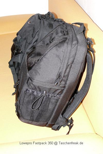 LOWEPRO FASTPACK 350\n\nFoto von Jrg Langer\n\nKommentar des Nutzers:\n\nDer Fastpack 350, der jetzt in der Vorweihnachtszeit (2007) ganz frisch die Bhne des Taschenmarktes betreten hat, macht auf den ersten Blick fr das Geld (zw. 75 und 110 Euro - je nach Hndler) einen sehr guten und brauchbaren Eindruck. Sehr viele kleine durchdachte Details.\n\nWirkt fast als ob der Think Tank Entwickler der frher bei Lowepro war wieder zurck ist bei Lowepro.\n\nAber die Verarbeitung und die Nhte der Think Tanks und Crumpler sind dennoch stabiler. \n\nDie Kombination aus schnellem Zugriff, 2er Rucksack und einem kleinen Daypack mit Notebookfach gabs bislang m.E. noch nicht so in dieser Form wie bei den Fastpacks von Lowepro.\n\nSlingshot 300 AW war sicher hier der Ideenliefernat zu diesem Modell. Der astpack 350 ist eine gute Mischung aus Slingshot 300 und Compu Trekker AW und Compu Rover AW.\n\nMan kann einen groen - bis 17 Zoll - Notebook direkt am Rcken tragen und doch etliches an Fotoequipemnt hineinbekommen, wie man auf den Bildern von mir ganz gut erkennen kann.\n\nDer Schnellzugrif funktioniert durch das eitenfach extrem gut. Das restliche Equipment ist durch den mit zwei Klickverschlssen gesicherten Deckel sehr gut fest in der Tasche und erst beim Absetzen des Fastpack zugng.ich. Die Slingshot Nutzer werden wissen was ich meine.\n\nDas Tragesystem ist dnner als beim Computrekker oder Rover System aber dennoch trotz der Last des eigenen Hobbys noch sehr bequem. Der Bauchgurt ist fest und nicht abnehmbar und (schade fr die XXXL Menschen) krzer als der des Compu Rover AW. Das Tragesystem ist auf beiden Schultern gut verteilt und damit dem Slingshot 300 AW gegenber ein enormer Vorteil.\n\nDie Details sind sehr durchdacht, wie die Handy und MP3 Player Tasche oben drauf, der Zubehrbeutel fr Netzteil und Maus und das ganze Notebookzubehr, welcher per Klett im Daypack oben fixiert werden kann.\n\nAuf einigen Bildern sehen Sie den direkten Vergleich zwischen Crumpler Pretty Boy Backpack XL und dem Lowepro Computrekker AW und dem hier beschreibenen Fastpack 350 von Lowepro.\n\nDer Fastpack bleibt beim Abstellen auf dem Boden auch aufrecht stehen und fllt nicht um, was seine beiden "Konkurenten" die wir hier im Vergleich haben udn sehen beide nicht tun. Leider hat der Fastpack 350 keine Fe zum abstellen, sondern steht direkt mit dem Stoff/Nylon auf dem Boden, was je nach Witterung nicht so angenehm ist. Aber das haben leider die wenigsten halbwegs vergleichbaren Rucksche nicht.\n\nEine Stativhalterung und eine AW Hllen hat der Fastpack 350 beides nicht.\n\nTaschenfreak-Fazit: Wer auf professionelle Verarbeitung (Think Tank), All Wetter Schutzhlle (teurere Lowepro Modelle) und dickere Polsterung (Crumpler) verzichten kann und will ist mit dem Fastpack sehr gut bedient.