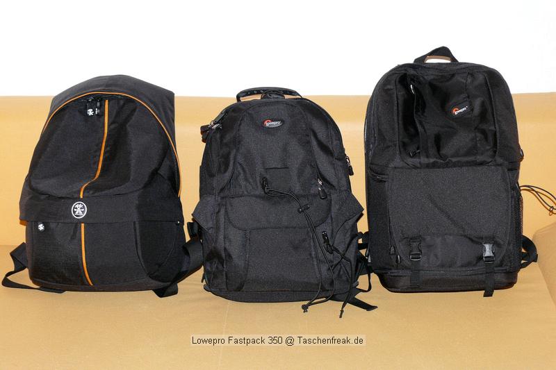 LOWEPRO FASTPACK 350\n\nFoto von Jrg Langer\n\nKommentar des Nutzers:\n\nDer Fastpack 350, der jetzt in der Vorweihnachtszeit (2007) ganz frisch die Bhne des Taschenmarktes betreten hat, macht auf den ersten Blick fr das Geld (zw. 75 und 110 Euro - je nach Hndler) einen sehr guten und brauchbaren Eindruck. Sehr viele kleine durchdachte Details.\n\nWirkt fast als ob der Think Tank Entwickler der frher bei Lowepro war wieder zurck ist bei Lowepro.\n\nAber die Verarbeitung und die Nhte der Think Tanks und Crumpler sind dennoch stabiler. \n\nDie Kombination aus schnellem Zugriff, 2er Rucksack und einem kleinen Daypack mit Notebookfach gabs bislang m.E. noch nicht so in dieser Form wie bei den Fastpacks von Lowepro.\n\nSlingshot 300 AW war sicher hier der Ideenliefernat zu diesem Modell. Der astpack 350 ist eine gute Mischung aus Slingshot 300 und Compu Trekker AW und Compu Rover AW.\n\nMan kann einen groen - bis 17 Zoll - Notebook direkt am Rcken tragen und doch etliches an Fotoequipemnt hineinbekommen, wie man auf den Bildern von mir ganz gut erkennen kann.\n\nDer Schnellzugrif funktioniert durch das eitenfach extrem gut. Das restliche Equipment ist durch den mit zwei Klickverschlssen gesicherten Deckel sehr gut fest in der Tasche und erst beim Absetzen des Fastpack zugng.ich. Die Slingshot Nutzer werden wissen was ich meine.\n\nDas Tragesystem ist dnner als beim Computrekker oder Rover System aber dennoch trotz der Last des eigenen Hobbys noch sehr bequem. Der Bauchgurt ist fest und nicht abnehmbar und (schade fr die XXXL Menschen) krzer als der des Compu Rover AW. Das Tragesystem ist auf beiden Schultern gut verteilt und damit dem Slingshot 300 AW gegenber ein enormer Vorteil.\n\nDie Details sind sehr durchdacht, wie die Handy und MP3 Player Tasche oben drauf, der Zubehrbeutel fr Netzteil und Maus und das ganze Notebookzubehr, welcher per Klett im Daypack oben fixiert werden kann.\n\nAuf einigen Bildern sehen Sie den direkten Vergleich zwischen Crumpler Pretty Boy Backpack XL und dem Lowepro Computrekker AW und dem hier beschreibenen Fastpack 350 von Lowepro.\n\nDer Fastpack bleibt beim Abstellen auf dem Boden auch aufrecht stehen und fllt nicht um, was seine beiden "Konkurenten" die wir hier im Vergleich haben udn sehen beide nicht tun. Leider hat der Fastpack 350 keine Fe zum abstellen, sondern steht direkt mit dem Stoff/Nylon auf dem Boden, was je nach Witterung nicht so angenehm ist. Aber das haben leider die wenigsten halbwegs vergleichbaren Rucksche nicht.\n\nEine Stativhalterung und eine AW Hllen hat der Fastpack 350 beides nicht.\n\nTaschenfreak-Fazit: Wer auf professionelle Verarbeitung (Think Tank), All Wetter Schutzhlle (teurere Lowepro Modelle) und dickere Polsterung (Crumpler) verzichten kann und will ist mit dem Fastpack sehr gut bedient.