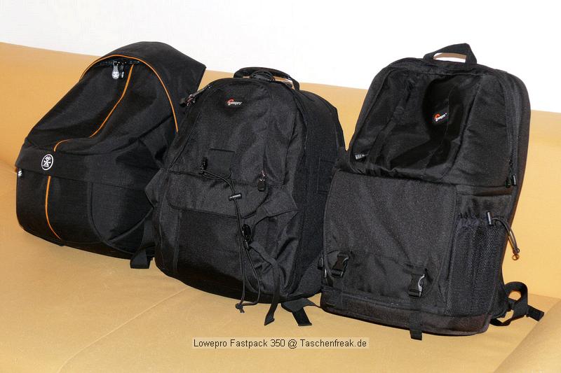 LOWEPRO FASTPACK 350\n\nFoto von Jrg Langer\n\nKommentar des Nutzers:\n\nDer Fastpack 350, der jetzt in der Vorweihnachtszeit (2007) ganz frisch die Bhne des Taschenmarktes betreten hat, macht auf den ersten Blick fr das Geld (zw. 75 und 110 Euro - je nach Hndler) einen sehr guten und brauchbaren Eindruck. Sehr viele kleine durchdachte Details.\n\nWirkt fast als ob der Think Tank Entwickler der frher bei Lowepro war wieder zurck ist bei Lowepro.\n\nAber die Verarbeitung und die Nhte der Think Tanks und Crumpler sind dennoch stabiler. \n\nDie Kombination aus schnellem Zugriff, 2er Rucksack und einem kleinen Daypack mit Notebookfach gabs bislang m.E. noch nicht so in dieser Form wie bei den Fastpacks von Lowepro.\n\nSlingshot 300 AW war sicher hier der Ideenliefernat zu diesem Modell. Der astpack 350 ist eine gute Mischung aus Slingshot 300 und Compu Trekker AW und Compu Rover AW.\n\nMan kann einen groen - bis 17 Zoll - Notebook direkt am Rcken tragen und doch etliches an Fotoequipemnt hineinbekommen, wie man auf den Bildern von mir ganz gut erkennen kann.\n\nDer Schnellzugrif funktioniert durch das eitenfach extrem gut. Das restliche Equipment ist durch den mit zwei Klickverschlssen gesicherten Deckel sehr gut fest in der Tasche und erst beim Absetzen des Fastpack zugng.ich. Die Slingshot Nutzer werden wissen was ich meine.\n\nDas Tragesystem ist dnner als beim Computrekker oder Rover System aber dennoch trotz der Last des eigenen Hobbys noch sehr bequem. Der Bauchgurt ist fest und nicht abnehmbar und (schade fr die XXXL Menschen) krzer als der des Compu Rover AW. Das Tragesystem ist auf beiden Schultern gut verteilt und damit dem Slingshot 300 AW gegenber ein enormer Vorteil.\n\nDie Details sind sehr durchdacht, wie die Handy und MP3 Player Tasche oben drauf, der Zubehrbeutel fr Netzteil und Maus und das ganze Notebookzubehr, welcher per Klett im Daypack oben fixiert werden kann.\n\nAuf einigen Bildern sehen Sie den direkten Vergleich zwischen Crumpler Pretty Boy Backpack XL und dem Lowepro Computrekker AW und dem hier beschreibenen Fastpack 350 von Lowepro.\n\nDer Fastpack bleibt beim Abstellen auf dem Boden auch aufrecht stehen und fllt nicht um, was seine beiden "Konkurenten" die wir hier im Vergleich haben udn sehen beide nicht tun. Leider hat der Fastpack 350 keine Fe zum abstellen, sondern steht direkt mit dem Stoff/Nylon auf dem Boden, was je nach Witterung nicht so angenehm ist. Aber das haben leider die wenigsten halbwegs vergleichbaren Rucksche nicht.\n\nEine Stativhalterung und eine AW Hllen hat der Fastpack 350 beides nicht.\n\nTaschenfreak-Fazit: Wer auf professionelle Verarbeitung (Think Tank), All Wetter Schutzhlle (teurere Lowepro Modelle) und dickere Polsterung (Crumpler) verzichten kann und will ist mit dem Fastpack sehr gut bedient.