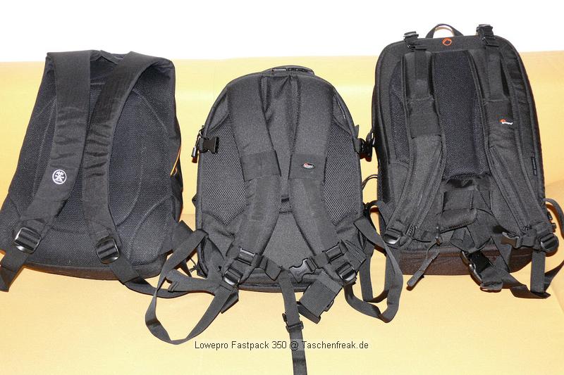 LOWEPRO FASTPACK 350\n\nFoto von Jrg Langer\n\nKommentar des Nutzers:\n\nDer Fastpack 350, der jetzt in der Vorweihnachtszeit (2007) ganz frisch die Bhne des Taschenmarktes betreten hat, macht auf den ersten Blick fr das Geld (zw. 75 und 110 Euro - je nach Hndler) einen sehr guten und brauchbaren Eindruck. Sehr viele kleine durchdachte Details.\n\nWirkt fast als ob der Think Tank Entwickler der frher bei Lowepro war wieder zurck ist bei Lowepro.\n\nAber die Verarbeitung und die Nhte der Think Tanks und Crumpler sind dennoch stabiler. \n\nDie Kombination aus schnellem Zugriff, 2er Rucksack und einem kleinen Daypack mit Notebookfach gabs bislang m.E. noch nicht so in dieser Form wie bei den Fastpacks von Lowepro.\n\nSlingshot 300 AW war sicher hier der Ideenliefernat zu diesem Modell. Der astpack 350 ist eine gute Mischung aus Slingshot 300 und Compu Trekker AW und Compu Rover AW.\n\nMan kann einen groen - bis 17 Zoll - Notebook direkt am Rcken tragen und doch etliches an Fotoequipemnt hineinbekommen, wie man auf den Bildern von mir ganz gut erkennen kann.\n\nDer Schnellzugrif funktioniert durch das eitenfach extrem gut. Das restliche Equipment ist durch den mit zwei Klickverschlssen gesicherten Deckel sehr gut fest in der Tasche und erst beim Absetzen des Fastpack zugng.ich. Die Slingshot Nutzer werden wissen was ich meine.\n\nDas Tragesystem ist dnner als beim Computrekker oder Rover System aber dennoch trotz der Last des eigenen Hobbys noch sehr bequem. Der Bauchgurt ist fest und nicht abnehmbar und (schade fr die XXXL Menschen) krzer als der des Compu Rover AW. Das Tragesystem ist auf beiden Schultern gut verteilt und damit dem Slingshot 300 AW gegenber ein enormer Vorteil.\n\nDie Details sind sehr durchdacht, wie die Handy und MP3 Player Tasche oben drauf, der Zubehrbeutel fr Netzteil und Maus und das ganze Notebookzubehr, welcher per Klett im Daypack oben fixiert werden kann.\n\nAuf einigen Bildern sehen Sie den direkten Vergleich zwischen Crumpler Pretty Boy Backpack XL und dem Lowepro Computrekker AW und dem hier beschreibenen Fastpack 350 von Lowepro.\n\nDer Fastpack bleibt beim Abstellen auf dem Boden auch aufrecht stehen und fllt nicht um, was seine beiden "Konkurenten" die wir hier im Vergleich haben udn sehen beide nicht tun. Leider hat der Fastpack 350 keine Fe zum abstellen, sondern steht direkt mit dem Stoff/Nylon auf dem Boden, was je nach Witterung nicht so angenehm ist. Aber das haben leider die wenigsten halbwegs vergleichbaren Rucksche nicht.\n\nEine Stativhalterung und eine AW Hllen hat der Fastpack 350 beides nicht.\n\nTaschenfreak-Fazit: Wer auf professionelle Verarbeitung (Think Tank), All Wetter Schutzhlle (teurere Lowepro Modelle) und dickere Polsterung (Crumpler) verzichten kann und will ist mit dem Fastpack sehr gut bedient.