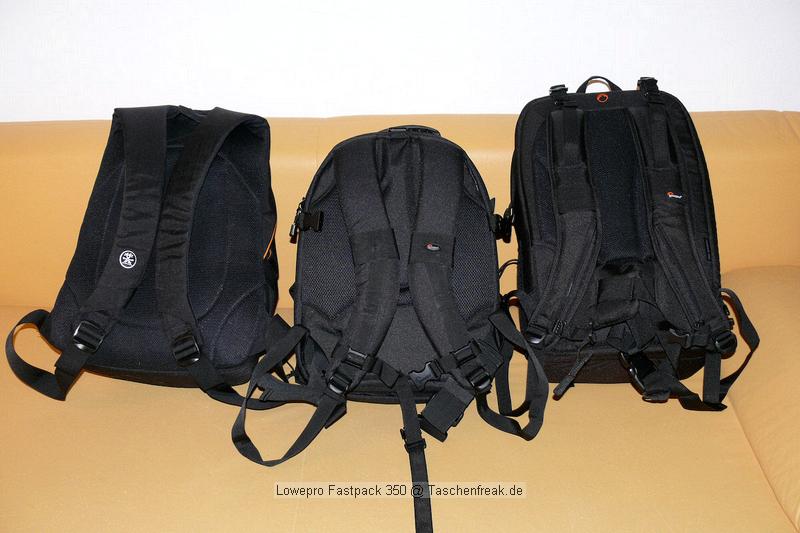 LOWEPRO FASTPACK 350\n\nFoto von Jrg Langer\n\nKommentar des Nutzers:\n\nDer Fastpack 350, der jetzt in der Vorweihnachtszeit (2007) ganz frisch die Bhne des Taschenmarktes betreten hat, macht auf den ersten Blick fr das Geld (zw. 75 und 110 Euro - je nach Hndler) einen sehr guten und brauchbaren Eindruck. Sehr viele kleine durchdachte Details.\n\nWirkt fast als ob der Think Tank Entwickler der frher bei Lowepro war wieder zurck ist bei Lowepro.\n\nAber die Verarbeitung und die Nhte der Think Tanks und Crumpler sind dennoch stabiler. \n\nDie Kombination aus schnellem Zugriff, 2er Rucksack und einem kleinen Daypack mit Notebookfach gabs bislang m.E. noch nicht so in dieser Form wie bei den Fastpacks von Lowepro.\n\nSlingshot 300 AW war sicher hier der Ideenliefernat zu diesem Modell. Der astpack 350 ist eine gute Mischung aus Slingshot 300 und Compu Trekker AW und Compu Rover AW.\n\nMan kann einen groen - bis 17 Zoll - Notebook direkt am Rcken tragen und doch etliches an Fotoequipemnt hineinbekommen, wie man auf den Bildern von mir ganz gut erkennen kann.\n\nDer Schnellzugrif funktioniert durch das eitenfach extrem gut. Das restliche Equipment ist durch den mit zwei Klickverschlssen gesicherten Deckel sehr gut fest in der Tasche und erst beim Absetzen des Fastpack zugng.ich. Die Slingshot Nutzer werden wissen was ich meine.\n\nDas Tragesystem ist dnner als beim Computrekker oder Rover System aber dennoch trotz der Last des eigenen Hobbys noch sehr bequem. Der Bauchgurt ist fest und nicht abnehmbar und (schade fr die XXXL Menschen) krzer als der des Compu Rover AW. Das Tragesystem ist auf beiden Schultern gut verteilt und damit dem Slingshot 300 AW gegenber ein enormer Vorteil.\n\nDie Details sind sehr durchdacht, wie die Handy und MP3 Player Tasche oben drauf, der Zubehrbeutel fr Netzteil und Maus und das ganze Notebookzubehr, welcher per Klett im Daypack oben fixiert werden kann.\n\nAuf einigen Bildern sehen Sie den direkten Vergleich zwischen Crumpler Pretty Boy Backpack XL und dem Lowepro Computrekker AW und dem hier beschreibenen Fastpack 350 von Lowepro.\n\nDer Fastpack bleibt beim Abstellen auf dem Boden auch aufrecht stehen und fllt nicht um, was seine beiden "Konkurenten" die wir hier im Vergleich haben udn sehen beide nicht tun. Leider hat der Fastpack 350 keine Fe zum abstellen, sondern steht direkt mit dem Stoff/Nylon auf dem Boden, was je nach Witterung nicht so angenehm ist. Aber das haben leider die wenigsten halbwegs vergleichbaren Rucksche nicht.\n\nEine Stativhalterung und eine AW Hllen hat der Fastpack 350 beides nicht.\n\nTaschenfreak-Fazit: Wer auf professionelle Verarbeitung (Think Tank), All Wetter Schutzhlle (teurere Lowepro Modelle) und dickere Polsterung (Crumpler) verzichten kann und will ist mit dem Fastpack sehr gut bedient.