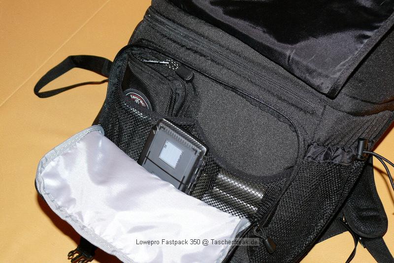 LOWEPRO FASTPACK 350\n\nFoto von Jrg Langer\n\nKommentar des Nutzers:\n\nDer Fastpack 350, der jetzt in der Vorweihnachtszeit (2007) ganz frisch die Bhne des Taschenmarktes betreten hat, macht auf den ersten Blick fr das Geld (zw. 75 und 110 Euro - je nach Hndler) einen sehr guten und brauchbaren Eindruck. Sehr viele kleine durchdachte Details.\n\nWirkt fast als ob der Think Tank Entwickler der frher bei Lowepro war wieder zurck ist bei Lowepro.\n\nAber die Verarbeitung und die Nhte der Think Tanks und Crumpler sind dennoch stabiler. \n\nDie Kombination aus schnellem Zugriff, 2er Rucksack und einem kleinen Daypack mit Notebookfach gabs bislang m.E. noch nicht so in dieser Form wie bei den Fastpacks von Lowepro.\n\nSlingshot 300 AW war sicher hier der Ideenliefernat zu diesem Modell. Der astpack 350 ist eine gute Mischung aus Slingshot 300 und Compu Trekker AW und Compu Rover AW.\n\nMan kann einen groen - bis 17 Zoll - Notebook direkt am Rcken tragen und doch etliches an Fotoequipemnt hineinbekommen, wie man auf den Bildern von mir ganz gut erkennen kann.\n\nDer Schnellzugrif funktioniert durch das eitenfach extrem gut. Das restliche Equipment ist durch den mit zwei Klickverschlssen gesicherten Deckel sehr gut fest in der Tasche und erst beim Absetzen des Fastpack zugng.ich. Die Slingshot Nutzer werden wissen was ich meine.\n\nDas Tragesystem ist dnner als beim Computrekker oder Rover System aber dennoch trotz der Last des eigenen Hobbys noch sehr bequem. Der Bauchgurt ist fest und nicht abnehmbar und (schade fr die XXXL Menschen) krzer als der des Compu Rover AW. Das Tragesystem ist auf beiden Schultern gut verteilt und damit dem Slingshot 300 AW gegenber ein enormer Vorteil.\n\nDie Details sind sehr durchdacht, wie die Handy und MP3 Player Tasche oben drauf, der Zubehrbeutel fr Netzteil und Maus und das ganze Notebookzubehr, welcher per Klett im Daypack oben fixiert werden kann.\n\nAuf einigen Bildern sehen Sie den direkten Vergleich zwischen Crumpler Pretty Boy Backpack XL und dem Lowepro Computrekker AW und dem hier beschreibenen Fastpack 350 von Lowepro.\n\nDer Fastpack bleibt beim Abstellen auf dem Boden auch aufrecht stehen und fllt nicht um, was seine beiden "Konkurenten" die wir hier im Vergleich haben udn sehen beide nicht tun. Leider hat der Fastpack 350 keine Fe zum abstellen, sondern steht direkt mit dem Stoff/Nylon auf dem Boden, was je nach Witterung nicht so angenehm ist. Aber das haben leider die wenigsten halbwegs vergleichbaren Rucksche nicht.\n\nEine Stativhalterung und eine AW Hllen hat der Fastpack 350 beides nicht.\n\nTaschenfreak-Fazit: Wer auf professionelle Verarbeitung (Think Tank), All Wetter Schutzhlle (teurere Lowepro Modelle) und dickere Polsterung (Crumpler) verzichten kann und will ist mit dem Fastpack sehr gut bedient.