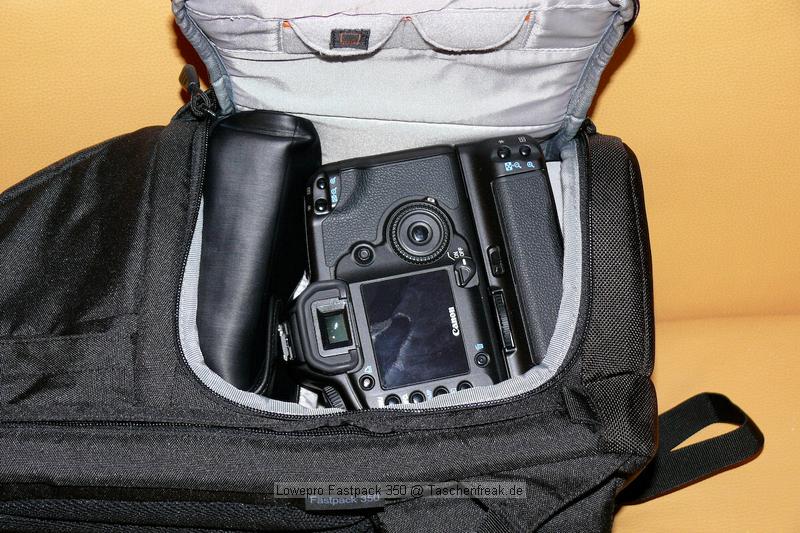 LOWEPRO FASTPACK 350\n\nFoto von Jrg Langer\n\nKommentar des Nutzers:\n\nDer Fastpack 350, der jetzt in der Vorweihnachtszeit (2007) ganz frisch die Bhne des Taschenmarktes betreten hat, macht auf den ersten Blick fr das Geld (zw. 75 und 110 Euro - je nach Hndler) einen sehr guten und brauchbaren Eindruck. Sehr viele kleine durchdachte Details.\n\nWirkt fast als ob der Think Tank Entwickler der frher bei Lowepro war wieder zurck ist bei Lowepro.\n\nAber die Verarbeitung und die Nhte der Think Tanks und Crumpler sind dennoch stabiler. \n\nDie Kombination aus schnellem Zugriff, 2er Rucksack und einem kleinen Daypack mit Notebookfach gabs bislang m.E. noch nicht so in dieser Form wie bei den Fastpacks von Lowepro.\n\nSlingshot 300 AW war sicher hier der Ideenliefernat zu diesem Modell. Der astpack 350 ist eine gute Mischung aus Slingshot 300 und Compu Trekker AW und Compu Rover AW.\n\nMan kann einen groen - bis 17 Zoll - Notebook direkt am Rcken tragen und doch etliches an Fotoequipemnt hineinbekommen, wie man auf den Bildern von mir ganz gut erkennen kann.\n\nDer Schnellzugrif funktioniert durch das eitenfach extrem gut. Das restliche Equipment ist durch den mit zwei Klickverschlssen gesicherten Deckel sehr gut fest in der Tasche und erst beim Absetzen des Fastpack zugng.ich. Die Slingshot Nutzer werden wissen was ich meine.\n\nDas Tragesystem ist dnner als beim Computrekker oder Rover System aber dennoch trotz der Last des eigenen Hobbys noch sehr bequem. Der Bauchgurt ist fest und nicht abnehmbar und (schade fr die XXXL Menschen) krzer als der des Compu Rover AW. Das Tragesystem ist auf beiden Schultern gut verteilt und damit dem Slingshot 300 AW gegenber ein enormer Vorteil.\n\nDie Details sind sehr durchdacht, wie die Handy und MP3 Player Tasche oben drauf, der Zubehrbeutel fr Netzteil und Maus und das ganze Notebookzubehr, welcher per Klett im Daypack oben fixiert werden kann.\n\nAuf einigen Bildern sehen Sie den direkten Vergleich zwischen Crumpler Pretty Boy Backpack XL und dem Lowepro Computrekker AW und dem hier beschreibenen Fastpack 350 von Lowepro.\n\nDer Fastpack bleibt beim Abstellen auf dem Boden auch aufrecht stehen und fllt nicht um, was seine beiden "Konkurenten" die wir hier im Vergleich haben udn sehen beide nicht tun. Leider hat der Fastpack 350 keine Fe zum abstellen, sondern steht direkt mit dem Stoff/Nylon auf dem Boden, was je nach Witterung nicht so angenehm ist. Aber das haben leider die wenigsten halbwegs vergleichbaren Rucksche nicht.\n\nEine Stativhalterung und eine AW Hllen hat der Fastpack 350 beides nicht.\n\nTaschenfreak-Fazit: Wer auf professionelle Verarbeitung (Think Tank), All Wetter Schutzhlle (teurere Lowepro Modelle) und dickere Polsterung (Crumpler) verzichten kann und will ist mit dem Fastpack sehr gut bedient.