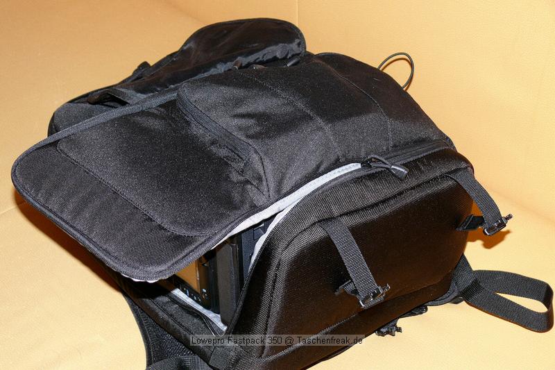 LOWEPRO FASTPACK 350\n\nFoto von Jrg Langer\n\nKommentar des Nutzers:\n\nDer Fastpack 350, der jetzt in der Vorweihnachtszeit (2007) ganz frisch die Bhne des Taschenmarktes betreten hat, macht auf den ersten Blick fr das Geld (zw. 75 und 110 Euro - je nach Hndler) einen sehr guten und brauchbaren Eindruck. Sehr viele kleine durchdachte Details.\n\nWirkt fast als ob der Think Tank Entwickler der frher bei Lowepro war wieder zurck ist bei Lowepro.\n\nAber die Verarbeitung und die Nhte der Think Tanks und Crumpler sind dennoch stabiler. \n\nDie Kombination aus schnellem Zugriff, 2er Rucksack und einem kleinen Daypack mit Notebookfach gabs bislang m.E. noch nicht so in dieser Form wie bei den Fastpacks von Lowepro.\n\nSlingshot 300 AW war sicher hier der Ideenliefernat zu diesem Modell. Der astpack 350 ist eine gute Mischung aus Slingshot 300 und Compu Trekker AW und Compu Rover AW.\n\nMan kann einen groen - bis 17 Zoll - Notebook direkt am Rcken tragen und doch etliches an Fotoequipemnt hineinbekommen, wie man auf den Bildern von mir ganz gut erkennen kann.\n\nDer Schnellzugrif funktioniert durch das eitenfach extrem gut. Das restliche Equipment ist durch den mit zwei Klickverschlssen gesicherten Deckel sehr gut fest in der Tasche und erst beim Absetzen des Fastpack zugng.ich. Die Slingshot Nutzer werden wissen was ich meine.\n\nDas Tragesystem ist dnner als beim Computrekker oder Rover System aber dennoch trotz der Last des eigenen Hobbys noch sehr bequem. Der Bauchgurt ist fest und nicht abnehmbar und (schade fr die XXXL Menschen) krzer als der des Compu Rover AW. Das Tragesystem ist auf beiden Schultern gut verteilt und damit dem Slingshot 300 AW gegenber ein enormer Vorteil.\n\nDie Details sind sehr durchdacht, wie die Handy und MP3 Player Tasche oben drauf, der Zubehrbeutel fr Netzteil und Maus und das ganze Notebookzubehr, welcher per Klett im Daypack oben fixiert werden kann.\n\nAuf einigen Bildern sehen Sie den direkten Vergleich zwischen Crumpler Pretty Boy Backpack XL und dem Lowepro Computrekker AW und dem hier beschreibenen Fastpack 350 von Lowepro.\n\nDer Fastpack bleibt beim Abstellen auf dem Boden auch aufrecht stehen und fllt nicht um, was seine beiden "Konkurenten" die wir hier im Vergleich haben udn sehen beide nicht tun. Leider hat der Fastpack 350 keine Fe zum abstellen, sondern steht direkt mit dem Stoff/Nylon auf dem Boden, was je nach Witterung nicht so angenehm ist. Aber das haben leider die wenigsten halbwegs vergleichbaren Rucksche nicht.\n\nEine Stativhalterung und eine AW Hllen hat der Fastpack 350 beides nicht.\n\nTaschenfreak-Fazit: Wer auf professionelle Verarbeitung (Think Tank), All Wetter Schutzhlle (teurere Lowepro Modelle) und dickere Polsterung (Crumpler) verzichten kann und will ist mit dem Fastpack sehr gut bedient.