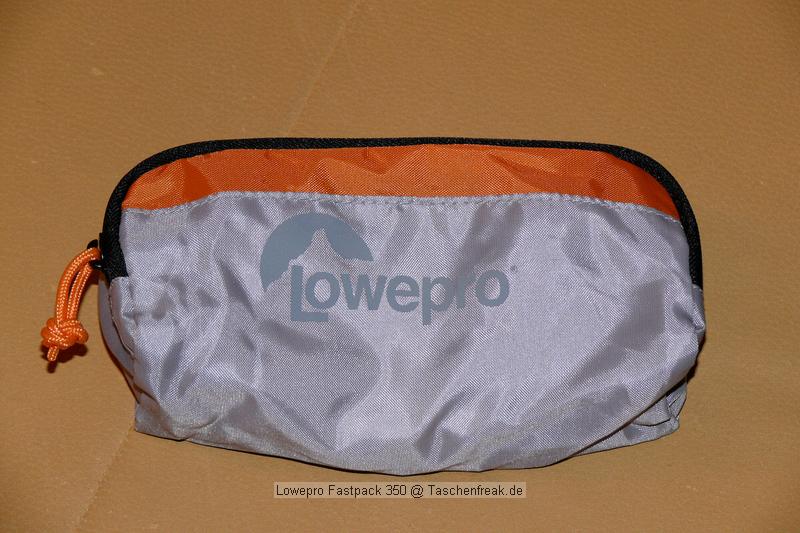 LOWEPRO FASTPACK 350\n\nFoto von Jrg Langer\n\nKommentar des Nutzers:\n\nDer Fastpack 350, der jetzt in der Vorweihnachtszeit (2007) ganz frisch die Bhne des Taschenmarktes betreten hat, macht auf den ersten Blick fr das Geld (zw. 75 und 110 Euro - je nach Hndler) einen sehr guten und brauchbaren Eindruck. Sehr viele kleine durchdachte Details.\n\nWirkt fast als ob der Think Tank Entwickler der frher bei Lowepro war wieder zurck ist bei Lowepro.\n\nAber die Verarbeitung und die Nhte der Think Tanks und Crumpler sind dennoch stabiler. \n\nDie Kombination aus schnellem Zugriff, 2er Rucksack und einem kleinen Daypack mit Notebookfach gabs bislang m.E. noch nicht so in dieser Form wie bei den Fastpacks von Lowepro.\n\nSlingshot 300 AW war sicher hier der Ideenliefernat zu diesem Modell. Der astpack 350 ist eine gute Mischung aus Slingshot 300 und Compu Trekker AW und Compu Rover AW.\n\nMan kann einen groen - bis 17 Zoll - Notebook direkt am Rcken tragen und doch etliches an Fotoequipemnt hineinbekommen, wie man auf den Bildern von mir ganz gut erkennen kann.\n\nDer Schnellzugrif funktioniert durch das eitenfach extrem gut. Das restliche Equipment ist durch den mit zwei Klickverschlssen gesicherten Deckel sehr gut fest in der Tasche und erst beim Absetzen des Fastpack zugng.ich. Die Slingshot Nutzer werden wissen was ich meine.\n\nDas Tragesystem ist dnner als beim Computrekker oder Rover System aber dennoch trotz der Last des eigenen Hobbys noch sehr bequem. Der Bauchgurt ist fest und nicht abnehmbar und (schade fr die XXXL Menschen) krzer als der des Compu Rover AW. Das Tragesystem ist auf beiden Schultern gut verteilt und damit dem Slingshot 300 AW gegenber ein enormer Vorteil.\n\nDie Details sind sehr durchdacht, wie die Handy und MP3 Player Tasche oben drauf, der Zubehrbeutel fr Netzteil und Maus und das ganze Notebookzubehr, welcher per Klett im Daypack oben fixiert werden kann.\n\nAuf einigen Bildern sehen Sie den direkten Vergleich zwischen Crumpler Pretty Boy Backpack XL und dem Lowepro Computrekker AW und dem hier beschreibenen Fastpack 350 von Lowepro.\n\nDer Fastpack bleibt beim Abstellen auf dem Boden auch aufrecht stehen und fllt nicht um, was seine beiden "Konkurenten" die wir hier im Vergleich haben udn sehen beide nicht tun. Leider hat der Fastpack 350 keine Fe zum abstellen, sondern steht direkt mit dem Stoff/Nylon auf dem Boden, was je nach Witterung nicht so angenehm ist. Aber das haben leider die wenigsten halbwegs vergleichbaren Rucksche nicht.\n\nEine Stativhalterung und eine AW Hllen hat der Fastpack 350 beides nicht.\n\nTaschenfreak-Fazit: Wer auf professionelle Verarbeitung (Think Tank), All Wetter Schutzhlle (teurere Lowepro Modelle) und dickere Polsterung (Crumpler) verzichten kann und will ist mit dem Fastpack sehr gut bedient.