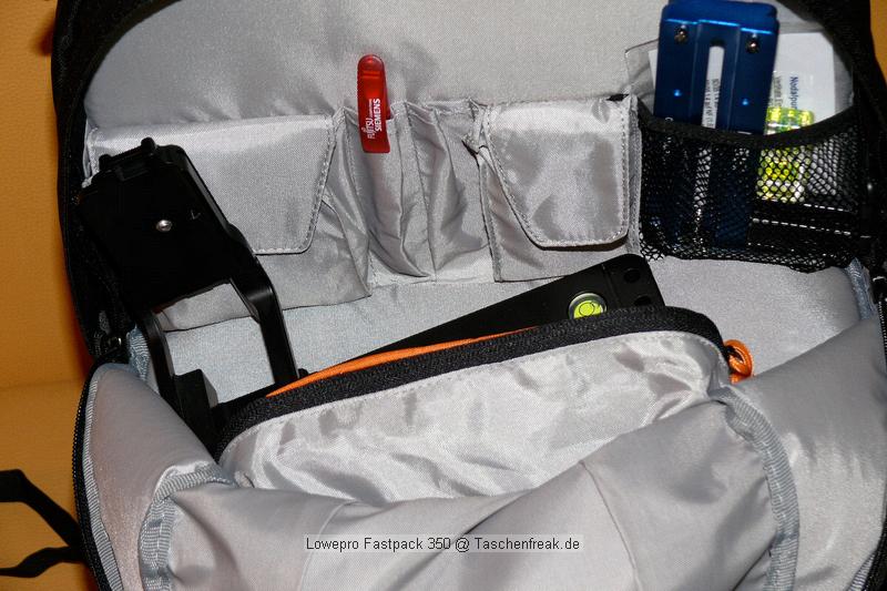 LOWEPRO FASTPACK 350\n\nFoto von Jrg Langer\n\nKommentar des Nutzers:\n\nDer Fastpack 350, der jetzt in der Vorweihnachtszeit (2007) ganz frisch die Bhne des Taschenmarktes betreten hat, macht auf den ersten Blick fr das Geld (zw. 75 und 110 Euro - je nach Hndler) einen sehr guten und brauchbaren Eindruck. Sehr viele kleine durchdachte Details.\n\nWirkt fast als ob der Think Tank Entwickler der frher bei Lowepro war wieder zurck ist bei Lowepro.\n\nAber die Verarbeitung und die Nhte der Think Tanks und Crumpler sind dennoch stabiler. \n\nDie Kombination aus schnellem Zugriff, 2er Rucksack und einem kleinen Daypack mit Notebookfach gabs bislang m.E. noch nicht so in dieser Form wie bei den Fastpacks von Lowepro.\n\nSlingshot 300 AW war sicher hier der Ideenliefernat zu diesem Modell. Der astpack 350 ist eine gute Mischung aus Slingshot 300 und Compu Trekker AW und Compu Rover AW.\n\nMan kann einen groen - bis 17 Zoll - Notebook direkt am Rcken tragen und doch etliches an Fotoequipemnt hineinbekommen, wie man auf den Bildern von mir ganz gut erkennen kann.\n\nDer Schnellzugrif funktioniert durch das eitenfach extrem gut. Das restliche Equipment ist durch den mit zwei Klickverschlssen gesicherten Deckel sehr gut fest in der Tasche und erst beim Absetzen des Fastpack zugng.ich. Die Slingshot Nutzer werden wissen was ich meine.\n\nDas Tragesystem ist dnner als beim Computrekker oder Rover System aber dennoch trotz der Last des eigenen Hobbys noch sehr bequem. Der Bauchgurt ist fest und nicht abnehmbar und (schade fr die XXXL Menschen) krzer als der des Compu Rover AW. Das Tragesystem ist auf beiden Schultern gut verteilt und damit dem Slingshot 300 AW gegenber ein enormer Vorteil.\n\nDie Details sind sehr durchdacht, wie die Handy und MP3 Player Tasche oben drauf, der Zubehrbeutel fr Netzteil und Maus und das ganze Notebookzubehr, welcher per Klett im Daypack oben fixiert werden kann.\n\nAuf einigen Bildern sehen Sie den direkten Vergleich zwischen Crumpler Pretty Boy Backpack XL und dem Lowepro Computrekker AW und dem hier beschreibenen Fastpack 350 von Lowepro.\n\nDer Fastpack bleibt beim Abstellen auf dem Boden auch aufrecht stehen und fllt nicht um, was seine beiden "Konkurenten" die wir hier im Vergleich haben udn sehen beide nicht tun. Leider hat der Fastpack 350 keine Fe zum abstellen, sondern steht direkt mit dem Stoff/Nylon auf dem Boden, was je nach Witterung nicht so angenehm ist. Aber das haben leider die wenigsten halbwegs vergleichbaren Rucksche nicht.\n\nEine Stativhalterung und eine AW Hllen hat der Fastpack 350 beides nicht.\n\nTaschenfreak-Fazit: Wer auf professionelle Verarbeitung (Think Tank), All Wetter Schutzhlle (teurere Lowepro Modelle) und dickere Polsterung (Crumpler) verzichten kann und will ist mit dem Fastpack sehr gut bedient.