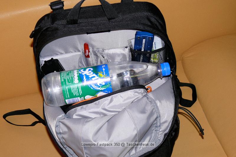 LOWEPRO FASTPACK 350\n\nFoto von Jrg Langer\n\nKommentar des Nutzers:\n\nDer Fastpack 350, der jetzt in der Vorweihnachtszeit (2007) ganz frisch die Bhne des Taschenmarktes betreten hat, macht auf den ersten Blick fr das Geld (zw. 75 und 110 Euro - je nach Hndler) einen sehr guten und brauchbaren Eindruck. Sehr viele kleine durchdachte Details.\n\nWirkt fast als ob der Think Tank Entwickler der frher bei Lowepro war wieder zurck ist bei Lowepro.\n\nAber die Verarbeitung und die Nhte der Think Tanks und Crumpler sind dennoch stabiler. \n\nDie Kombination aus schnellem Zugriff, 2er Rucksack und einem kleinen Daypack mit Notebookfach gabs bislang m.E. noch nicht so in dieser Form wie bei den Fastpacks von Lowepro.\n\nSlingshot 300 AW war sicher hier der Ideenliefernat zu diesem Modell. Der astpack 350 ist eine gute Mischung aus Slingshot 300 und Compu Trekker AW und Compu Rover AW.\n\nMan kann einen groen - bis 17 Zoll - Notebook direkt am Rcken tragen und doch etliches an Fotoequipemnt hineinbekommen, wie man auf den Bildern von mir ganz gut erkennen kann.\n\nDer Schnellzugrif funktioniert durch das eitenfach extrem gut. Das restliche Equipment ist durch den mit zwei Klickverschlssen gesicherten Deckel sehr gut fest in der Tasche und erst beim Absetzen des Fastpack zugng.ich. Die Slingshot Nutzer werden wissen was ich meine.\n\nDas Tragesystem ist dnner als beim Computrekker oder Rover System aber dennoch trotz der Last des eigenen Hobbys noch sehr bequem. Der Bauchgurt ist fest und nicht abnehmbar und (schade fr die XXXL Menschen) krzer als der des Compu Rover AW. Das Tragesystem ist auf beiden Schultern gut verteilt und damit dem Slingshot 300 AW gegenber ein enormer Vorteil.\n\nDie Details sind sehr durchdacht, wie die Handy und MP3 Player Tasche oben drauf, der Zubehrbeutel fr Netzteil und Maus und das ganze Notebookzubehr, welcher per Klett im Daypack oben fixiert werden kann.\n\nAuf einigen Bildern sehen Sie den direkten Vergleich zwischen Crumpler Pretty Boy Backpack XL und dem Lowepro Computrekker AW und dem hier beschreibenen Fastpack 350 von Lowepro.\n\nDer Fastpack bleibt beim Abstellen auf dem Boden auch aufrecht stehen und fllt nicht um, was seine beiden "Konkurenten" die wir hier im Vergleich haben udn sehen beide nicht tun. Leider hat der Fastpack 350 keine Fe zum abstellen, sondern steht direkt mit dem Stoff/Nylon auf dem Boden, was je nach Witterung nicht so angenehm ist. Aber das haben leider die wenigsten halbwegs vergleichbaren Rucksche nicht.\n\nEine Stativhalterung und eine AW Hllen hat der Fastpack 350 beides nicht.\n\nTaschenfreak-Fazit: Wer auf professionelle Verarbeitung (Think Tank), All Wetter Schutzhlle (teurere Lowepro Modelle) und dickere Polsterung (Crumpler) verzichten kann und will ist mit dem Fastpack sehr gut bedient.