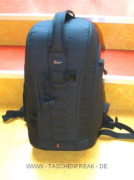 LOWEPRO FLIPSIDE 300\n\nFoto und Text von Marc-Antn Kehr - VIELEN DANK!\n\nKommentar:\n \nHallo,\n\nda ich Taschenfreak genutzt habe um mich fr einen Fotorucksack zu entscheiden, mchte ich gerne etwas zurckgeben, anbei ein paar Fotos und Anmerkungen zum Lowepro Flipside 300:\nErstmal, das Ding ist innen fast grer als auen, ich hatte vorher einen greren Rucksack und war mir nicht sicher ob ich alles in den Flipside reinbekomme was ich brauche (vor allem bei dem 100-400 hatte ich so meine Bedenken), aber wie man sieht passt da schon einiges rein, als da wren:\n\nEOS 5D mit Batteriegriff und Tamron 2,8/28-75 EF 2,8/20mm EF 2,8/24mm EF 100-400L IS 3er Zwischenringsatz & 2x Kenko Konverter Winkelsucher\n4 Cokin Filter P inkl. Halter und Adapterringe Fernauslser Ersatzbatterie Objektivpinsel und Optikpapier Klistierspritze zur Sensorreinigung CF Speicherkarte Rndelmutter Bedienungsanleitung Slik 800G Stativ\n\nDer "Trick mit dem Flip" bei diesem Rucksack funktioniert wirklich gut, man kommt an alles dran und braucht den Rucksack nicht abzunehmen.  Bis jetzt habe ich aber noch keine lngere Tour mit dem Teil gemacht, so da ich wenig ber den Tragekomfort berichten kann.