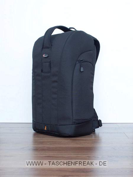 LOWEPRO FLIPSIDE 300\n\nFoto und Text von GM - VIELEN DANK!\n\nKommentar des Nutzers:\n\nDie Idee des Flipsides ist gut, die Ausfhrung leider unvollendet. Der grte Pluspunkt ist neben der Diebstalsicherheit, dass er zum Kamerahandling und Objektivwechsel nicht abgesetzt werden muss (Hftgurt schlieen und Rucksack auf die Brust drehen); er bildet dabei sogar eine stabile Arbeitsplattform.\n\nDas Platzangebot im Inneren geht fr die Auengre in Ordnung. Fr mich allerdings nicht ausreichend, da kaum weitere Utensilien oder Verpflegung auf kleinen Tagestouren mitgenommen werden knnen.\n\nNachteile / Mglichkeiten zur Verbesserung:\n- Ausreichend Raumteiler, die leider nur an zu wenigen Stellen festgeklettet werden knnen. Damit ist ohne Bastelarbeit kaum Variation mglich.\n- Unterste Fcher auf Grund nicht ganz ffnendem Rckenteil nur erschwert zugnglich.\n- Hft- und Brustgut knnten gepolstert und breiter sein\n- Geruchsbelstigung nach dem Neukauf\n- Farbangebot. Warum keine Erdtne oder ein einfacher Blick in die Crumpler-Farbpalette?