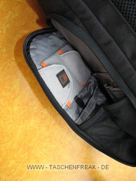 LOWEPRO FLIPSIDE 300\n\nFoto und Text von Marc-Antn Kehr - VIELEN DANK!\n\nKommentar:\n \nHallo,\n\nda ich Taschenfreak genutzt habe um mich fr einen Fotorucksack zu entscheiden, mchte ich gerne etwas zurckgeben, anbei ein paar Fotos und Anmerkungen zum Lowepro Flipside 300:\nErstmal, das Ding ist innen fast grer als auen, ich hatte vorher einen greren Rucksack und war mir nicht sicher ob ich alles in den Flipside reinbekomme was ich brauche (vor allem bei dem 100-400 hatte ich so meine Bedenken), aber wie man sieht passt da schon einiges rein, als da wren:\n\nEOS 5D mit Batteriegriff und Tamron 2,8/28-75 EF 2,8/20mm EF 2,8/24mm EF 100-400L IS 3er Zwischenringsatz & 2x Kenko Konverter Winkelsucher\n4 Cokin Filter P inkl. Halter und Adapterringe Fernauslser Ersatzbatterie Objektivpinsel und Optikpapier Klistierspritze zur Sensorreinigung CF Speicherkarte Rndelmutter Bedienungsanleitung Slik 800G Stativ\n\nDer "Trick mit dem Flip" bei diesem Rucksack funktioniert wirklich gut, man kommt an alles dran und braucht den Rucksack nicht abzunehmen.  Bis jetzt habe ich aber noch keine lngere Tour mit dem Teil gemacht, so da ich wenig ber den Tragekomfort berichten kann.