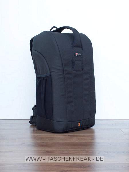 LOWEPRO FLIPSIDE 300\n\nFoto und Text von GM - VIELEN DANK!\n\nKommentar des Nutzers:\n\nDie Idee des Flipsides ist gut, die Ausfhrung leider unvollendet. Der grte Pluspunkt ist neben der Diebstalsicherheit, dass er zum Kamerahandling und Objektivwechsel nicht abgesetzt werden muss (Hftgurt schlieen und Rucksack auf die Brust drehen); er bildet dabei sogar eine stabile Arbeitsplattform.\n\nDas Platzangebot im Inneren geht fr die Auengre in Ordnung. Fr mich allerdings nicht ausreichend, da kaum weitere Utensilien oder Verpflegung auf kleinen Tagestouren mitgenommen werden knnen.\n\nNachteile / Mglichkeiten zur Verbesserung:\n- Ausreichend Raumteiler, die leider nur an zu wenigen Stellen festgeklettet werden knnen. Damit ist ohne Bastelarbeit kaum Variation mglich.\n- Unterste Fcher auf Grund nicht ganz ffnendem Rckenteil nur erschwert zugnglich.\n- Hft- und Brustgut knnten gepolstert und breiter sein\n- Geruchsbelstigung nach dem Neukauf\n- Farbangebot. Warum keine Erdtne oder ein einfacher Blick in die Crumpler-Farbpalette?