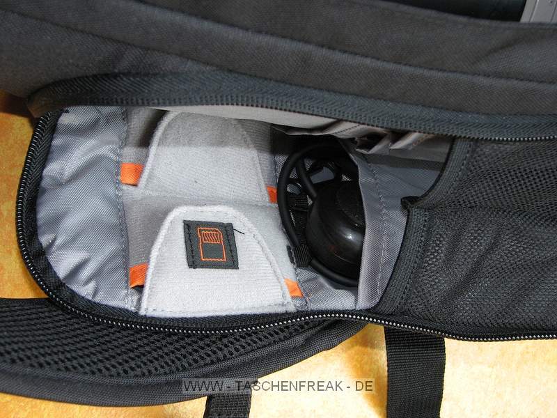 LOWEPRO FLIPSIDE 300\n\nFoto und Text von Marc-Antn Kehr - VIELEN DANK!\n\nKommentar:\n \nHallo,\n\nda ich Taschenfreak genutzt habe um mich fr einen Fotorucksack zu entscheiden, mchte ich gerne etwas zurckgeben, anbei ein paar Fotos und Anmerkungen zum Lowepro Flipside 300:\nErstmal, das Ding ist innen fast grer als auen, ich hatte vorher einen greren Rucksack und war mir nicht sicher ob ich alles in den Flipside reinbekomme was ich brauche (vor allem bei dem 100-400 hatte ich so meine Bedenken), aber wie man sieht passt da schon einiges rein, als da wren:\n\nEOS 5D mit Batteriegriff und Tamron 2,8/28-75 EF 2,8/20mm EF 2,8/24mm EF 100-400L IS 3er Zwischenringsatz & 2x Kenko Konverter Winkelsucher\n4 Cokin Filter P inkl. Halter und Adapterringe Fernauslser Ersatzbatterie Objektivpinsel und Optikpapier Klistierspritze zur Sensorreinigung CF Speicherkarte Rndelmutter Bedienungsanleitung Slik 800G Stativ\n\nDer "Trick mit dem Flip" bei diesem Rucksack funktioniert wirklich gut, man kommt an alles dran und braucht den Rucksack nicht abzunehmen.  Bis jetzt habe ich aber noch keine lngere Tour mit dem Teil gemacht, so da ich wenig ber den Tragekomfort berichten kann.