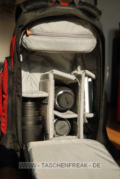 LOWEPRO FLIPSIDE 300\n\nFoto von Werner Hrhann - VIELEN DANK!\n\nKommentar des Nutzers:\n\nHi Jrg,\n \nda ich schon viele Infos von deiner Website gezogen habe, mchte ich auch meinen Beitrag leisten:\n\nLowePro Flipside 300\n\nDie Bilder sind im Anhang, der verpackte Equipment hast du in einem der Bilder dabei.\n\nKommentar:\n\n-> Konzept\nDas Konzept des Flipside hat gegen ber dem des Slingshot 2 riesen Vorteile. Erstens hat man das Gewicht auf beiden Schultern (vollwertiger Rucksack) und wenn man sich die Tasche nach vor dreht hat man die Linsen "nach oben" gerichtet und nicht "nach vorne" wie beim Slingshot (was ja meiner Meinung das System ad absurdum fhrt). Auch der integrierte Stativhalter mit Befestigung ist sehr durchdacht.\n\n-> Gre\nHngt natrlich vom Equipment ab, bei meinem (alle Linsen mit GeLi reingepackt) ist der 300 schon eher am Limit. Das Zubehrfach ist wirklich am untersten Limit designet. Sollte der Platz einmal nicht reichen, dann kann das obere Zubehr Compartment rausgenommen werden.  \n\n-> Verarbeitung\nWie von LowePro gewohnt (ist nun mein 3. Produkt von denen) Top. Zu prfen bleibt die Langzeitstabilitt des "Deckels" und der Bauchgurte\n\n-> Funktion\nWas mir an dem Flipside wirklich taugt ist die "spezielle" Funktion. Man ffnet den (natrlich hhenverstellbaren) Brustgurt, schlpft aus den Schultertrgern raus, und dreht den Rucksack vom Rcken auf den Bauch, die Bauchgurte halten den Rucksack erstaunlich fest. Dann klappt man ihn vom  Krper weg und macht ihn auf (Der Rucksack hat die ffnung nur hinten, somit im Menschengewussel keine Angst mehr vor Diebsthlen). Dann hat man Zugriff auf sein Equipment, und hat, fr mich das beste berhaupt, eine "Arbeitsflche" die mehr als ausreichend Stabilitt gibt fr Linsen- Filterwechsel und Putzaktionen.\n\nFr mich scheint nun die Frage nach einem Daypack beantwortet zu sein, ich kann endlich ohne dass ich meinen Rucksack und eine Linse auf den Boden stellen muss die Objektive wechseln, hab dabei beide Hnde frei und muss nichts in den Dreck legen.\n\nIch habe den Rucksack so gepackt, dass ich alle Linsen an der Kamera haben kann (auf das winzige 50er) und trotzdem noch alles hineinbekomme. Das braucht zwar mehr Platz, aber ich mag nicht immer vorm wegpacken nochmal Linsen wechseln. Leider geht sich das 70-300VR nicht stehend aus, dafr ist das Rucksack ca. 2cm zu wenig tief, wre aber ideal, dann wr noch einiges mehr Platz.\n\nGre aus Wien,\n\nWerner