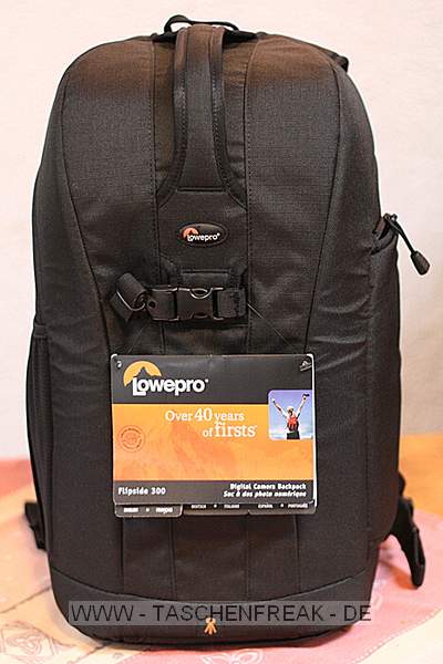 LOWEPRO FLIPSIDE 300\n\nFoto von einem Freund der nicht genannt werden will ... VIELEN DANK!\n\nKommentar des Taschenfreak:\n\nSchmaler Rucksack der gut aussieht. Der Mini Trekker oder Fast Pack ist deutlich praktischer. Details und Verarbeitung sind dennoch OK. Die inneren Abmessungen sind etwas gering. Die ffnung durch das Fach am Rcken ist gut und automatisch ein guter Diebstahlschutz.