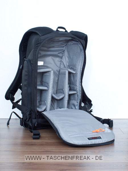 LOWEPRO FLIPSIDE 300\n\nFoto und Text von GM - VIELEN DANK!\n\nKommentar des Nutzers:\n\nDie Idee des Flipsides ist gut, die Ausfhrung leider unvollendet. Der grte Pluspunkt ist neben der Diebstalsicherheit, dass er zum Kamerahandling und Objektivwechsel nicht abgesetzt werden muss (Hftgurt schlieen und Rucksack auf die Brust drehen); er bildet dabei sogar eine stabile Arbeitsplattform.\n\nDas Platzangebot im Inneren geht fr die Auengre in Ordnung. Fr mich allerdings nicht ausreichend, da kaum weitere Utensilien oder Verpflegung auf kleinen Tagestouren mitgenommen werden knnen.\n\nNachteile / Mglichkeiten zur Verbesserung:\n- Ausreichend Raumteiler, die leider nur an zu wenigen Stellen festgeklettet werden knnen. Damit ist ohne Bastelarbeit kaum Variation mglich.\n- Unterste Fcher auf Grund nicht ganz ffnendem Rckenteil nur erschwert zugnglich.\n- Hft- und Brustgut knnten gepolstert und breiter sein\n- Geruchsbelstigung nach dem Neukauf\n- Farbangebot. Warum keine Erdtne oder ein einfacher Blick in die Crumpler-Farbpalette?