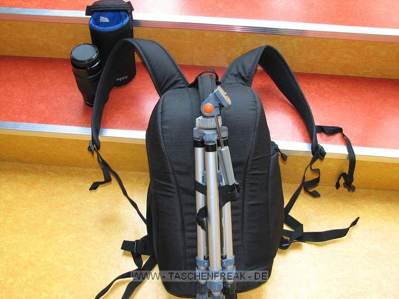 LOWEPRO FLIPSIDE 300\n\nFoto und Text von Marc-Antn Kehr - VIELEN DANK!\n\nKommentar:\n \nHallo,\n\nda ich Taschenfreak genutzt habe um mich fr einen Fotorucksack zu entscheiden, mchte ich gerne etwas zurckgeben, anbei ein paar Fotos und Anmerkungen zum Lowepro Flipside 300:\nErstmal, das Ding ist innen fast grer als auen, ich hatte vorher einen greren Rucksack und war mir nicht sicher ob ich alles in den Flipside reinbekomme was ich brauche (vor allem bei dem 100-400 hatte ich so meine Bedenken), aber wie man sieht passt da schon einiges rein, als da wren:\n\nEOS 5D mit Batteriegriff und Tamron 2,8/28-75 EF 2,8/20mm EF 2,8/24mm EF 100-400L IS 3er Zwischenringsatz & 2x Kenko Konverter Winkelsucher\n4 Cokin Filter P inkl. Halter und Adapterringe Fernauslser Ersatzbatterie Objektivpinsel und Optikpapier Klistierspritze zur Sensorreinigung CF Speicherkarte Rndelmutter Bedienungsanleitung Slik 800G Stativ\n\nDer "Trick mit dem Flip" bei diesem Rucksack funktioniert wirklich gut, man kommt an alles dran und braucht den Rucksack nicht abzunehmen.  Bis jetzt habe ich aber noch keine lngere Tour mit dem Teil gemacht, so da ich wenig ber den Tragekomfort berichten kann.