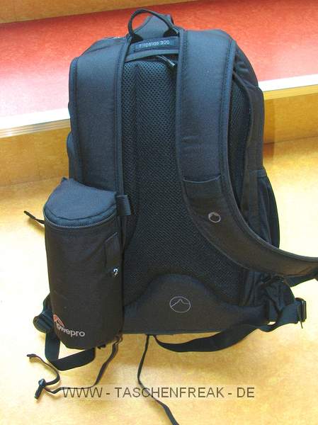 LOWEPRO FLIPSIDE 300\n\nFoto und Text von Marc-Antn Kehr - VIELEN DANK!\n\nKommentar:\n \nHallo,\n\nda ich Taschenfreak genutzt habe um mich fr einen Fotorucksack zu entscheiden, mchte ich gerne etwas zurckgeben, anbei ein paar Fotos und Anmerkungen zum Lowepro Flipside 300:\nErstmal, das Ding ist innen fast grer als auen, ich hatte vorher einen greren Rucksack und war mir nicht sicher ob ich alles in den Flipside reinbekomme was ich brauche (vor allem bei dem 100-400 hatte ich so meine Bedenken), aber wie man sieht passt da schon einiges rein, als da wren:\n\nEOS 5D mit Batteriegriff und Tamron 2,8/28-75 EF 2,8/20mm EF 2,8/24mm EF 100-400L IS 3er Zwischenringsatz & 2x Kenko Konverter Winkelsucher\n4 Cokin Filter P inkl. Halter und Adapterringe Fernauslser Ersatzbatterie Objektivpinsel und Optikpapier Klistierspritze zur Sensorreinigung CF Speicherkarte Rndelmutter Bedienungsanleitung Slik 800G Stativ\n\nDer "Trick mit dem Flip" bei diesem Rucksack funktioniert wirklich gut, man kommt an alles dran und braucht den Rucksack nicht abzunehmen.  Bis jetzt habe ich aber noch keine lngere Tour mit dem Teil gemacht, so da ich wenig ber den Tragekomfort berichten kann.