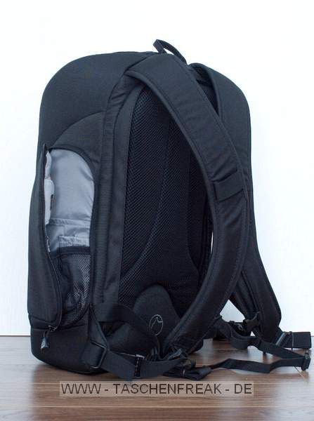 LOWEPRO FLIPSIDE 300\n\nFoto und Text von GM - VIELEN DANK!\n\nKommentar des Nutzers:\n\nDie Idee des Flipsides ist gut, die Ausfhrung leider unvollendet. Der grte Pluspunkt ist neben der Diebstalsicherheit, dass er zum Kamerahandling und Objektivwechsel nicht abgesetzt werden muss (Hftgurt schlieen und Rucksack auf die Brust drehen); er bildet dabei sogar eine stabile Arbeitsplattform.\n\nDas Platzangebot im Inneren geht fr die Auengre in Ordnung. Fr mich allerdings nicht ausreichend, da kaum weitere Utensilien oder Verpflegung auf kleinen Tagestouren mitgenommen werden knnen.\n\nNachteile / Mglichkeiten zur Verbesserung:\n- Ausreichend Raumteiler, die leider nur an zu wenigen Stellen festgeklettet werden knnen. Damit ist ohne Bastelarbeit kaum Variation mglich.\n- Unterste Fcher auf Grund nicht ganz ffnendem Rckenteil nur erschwert zugnglich.\n- Hft- und Brustgut knnten gepolstert und breiter sein\n- Geruchsbelstigung nach dem Neukauf\n- Farbangebot. Warum keine Erdtne oder ein einfacher Blick in die Crumpler-Farbpalette?