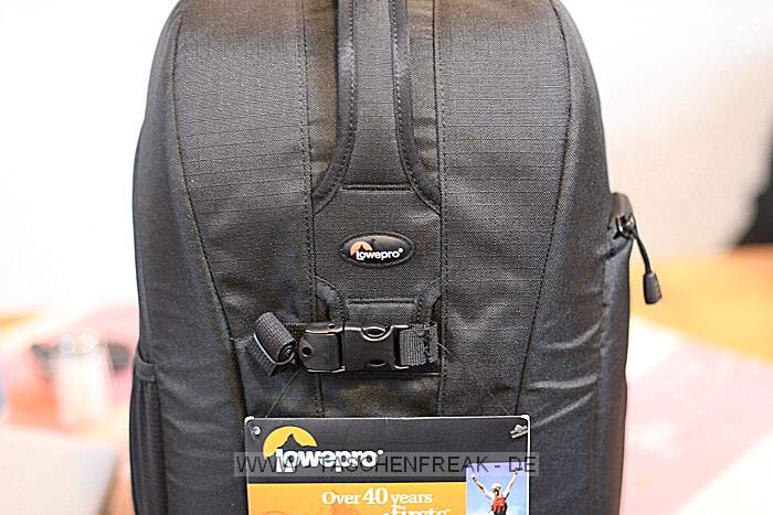 LOWEPRO FLIPSIDE 300\n\nFoto von einem Freund der nicht genannt werden will ... VIELEN DANK!\n\nKommentar des Taschenfreak:\n\nSchmaler Rucksack der gut aussieht. Der Mini Trekker oder Fast Pack ist deutlich praktischer. Details und Verarbeitung sind dennoch OK. Die inneren Abmessungen sind etwas gering. Die ffnung durch das Fach am Rcken ist gut und automatisch ein guter Diebstahlschutz.