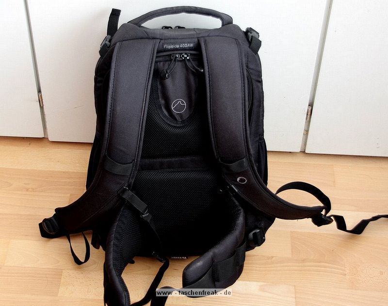 LOWEPRO FLIPSIDE 400 AW\n\nFoto und Text von Astrid - VIELEN DANK!\n\nKommentar:\n\nIch habe den Lowepro Flipside 400 AW!\n\nEndlich habe ich MEINEN Rucksack gefunden, der fast all meine Wnsche erfllt. er ist gro genug um meine Fotoausrstung und all das was Frau sonst so in der  Handtasche mit sich trgt, sicher und fr Fremde zugriffsicher,  mitzunehmen und er erlaubt  mir , recht schnell  und bequem an meine Sachen zu kommen. Ich konnte ihn neulich intensiv testen  im dichten Getmmel einer Ausstellung, mit meiner Riesenschnauzerhndin an der Leine. Ich habe mich sehr sicher gefhlt, wusste ich doch, dass sich niemand hinterrrcks aus meinem Rucksack bedienen konnte, was mir vor etlichen Jahren im Gewhle einer Grostadt schon passiert ist.\nDer Tragekomfort ist durch die gepolsterten Trger und den breiten gepolsterten Bauchgurt gut und man fhlt sich kaum behindert. Es ist kein Problem, an die Ausrstung zu gelangen,Trger abstreifen, Rucksack nach forne drehen und alles liegt bersichtlich vor einem.   \nIn dem groen Reiverschlussfach der Verschluklappe hatte ich Portemonaie und persnliche Papiere, in dem wirklich groen  Aussenfach waren persnliche Dinge von geringerem Wert. Was ich an diesem Rucksack, wie auch an vielen anderern Modellen vermisse, sind "Fsse" an der Unterseite des Rucksacks, wenn man ihn am Boden abstellen mchte.\n\nDie Verarbeitung ist sehr gut, die verdeckten Reissverschlsse funktionieren zuverlssig und ich finde, dass die Fotoausrstung gut und sicher untergebracht ist.\n\nIch denke meine Bilder  zeigen Euch die Vorteile dieses Rucksacks: das gut gepolsterte, ganz mit Flausch ausgeschlagene Fotofach, das man mit reichlich Teilern individuell einrichten kann, die vielen Fcher, die seitlichen Netztaschen,   die Stativhalterung und den Regenschutz\n\nIch bin froh, auf dieses Rucksackmodell gewartet zu haben\n\naltini- Astrid