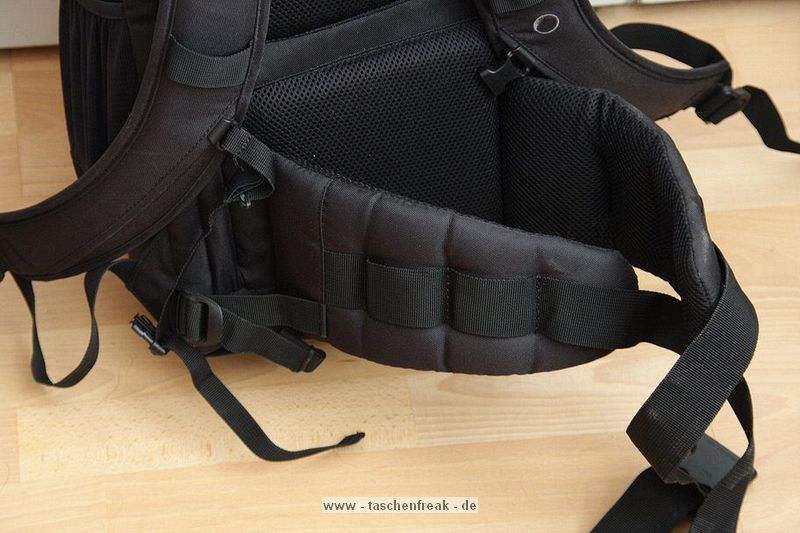 LOWEPRO FLIPSIDE 400 AW\n\nFoto und Text von Astrid - VIELEN DANK!\n\nKommentar:\n\nIch habe den Lowepro Flipside 400 AW!\n\nEndlich habe ich MEINEN Rucksack gefunden, der fast all meine Wnsche erfllt. er ist gro genug um meine Fotoausrstung und all das was Frau sonst so in der  Handtasche mit sich trgt, sicher und fr Fremde zugriffsicher,  mitzunehmen und er erlaubt  mir , recht schnell  und bequem an meine Sachen zu kommen. Ich konnte ihn neulich intensiv testen  im dichten Getmmel einer Ausstellung, mit meiner Riesenschnauzerhndin an der Leine. Ich habe mich sehr sicher gefhlt, wusste ich doch, dass sich niemand hinterrrcks aus meinem Rucksack bedienen konnte, was mir vor etlichen Jahren im Gewhle einer Grostadt schon passiert ist.\nDer Tragekomfort ist durch die gepolsterten Trger und den breiten gepolsterten Bauchgurt gut und man fhlt sich kaum behindert. Es ist kein Problem, an die Ausrstung zu gelangen,Trger abstreifen, Rucksack nach forne drehen und alles liegt bersichtlich vor einem.   \nIn dem groen Reiverschlussfach der Verschluklappe hatte ich Portemonaie und persnliche Papiere, in dem wirklich groen  Aussenfach waren persnliche Dinge von geringerem Wert. Was ich an diesem Rucksack, wie auch an vielen anderern Modellen vermisse, sind "Fsse" an der Unterseite des Rucksacks, wenn man ihn am Boden abstellen mchte.\n\nDie Verarbeitung ist sehr gut, die verdeckten Reissverschlsse funktionieren zuverlssig und ich finde, dass die Fotoausrstung gut und sicher untergebracht ist.\n\nIch denke meine Bilder  zeigen Euch die Vorteile dieses Rucksacks: das gut gepolsterte, ganz mit Flausch ausgeschlagene Fotofach, das man mit reichlich Teilern individuell einrichten kann, die vielen Fcher, die seitlichen Netztaschen,   die Stativhalterung und den Regenschutz\n\nIch bin froh, auf dieses Rucksackmodell gewartet zu haben\n\naltini- Astrid