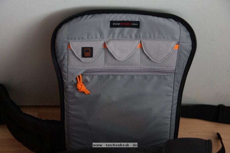 LOWEPRO FLIPSIDE 400 AW\n\nFoto und Text von Astrid - VIELEN DANK!\n\nKommentar:\n\nIch habe den Lowepro Flipside 400 AW!\n\nEndlich habe ich MEINEN Rucksack gefunden, der fast all meine Wnsche erfllt. er ist gro genug um meine Fotoausrstung und all das was Frau sonst so in der  Handtasche mit sich trgt, sicher und fr Fremde zugriffsicher,  mitzunehmen und er erlaubt  mir , recht schnell  und bequem an meine Sachen zu kommen. Ich konnte ihn neulich intensiv testen  im dichten Getmmel einer Ausstellung, mit meiner Riesenschnauzerhndin an der Leine. Ich habe mich sehr sicher gefhlt, wusste ich doch, dass sich niemand hinterrrcks aus meinem Rucksack bedienen konnte, was mir vor etlichen Jahren im Gewhle einer Grostadt schon passiert ist.\nDer Tragekomfort ist durch die gepolsterten Trger und den breiten gepolsterten Bauchgurt gut und man fhlt sich kaum behindert. Es ist kein Problem, an die Ausrstung zu gelangen,Trger abstreifen, Rucksack nach forne drehen und alles liegt bersichtlich vor einem.   \nIn dem groen Reiverschlussfach der Verschluklappe hatte ich Portemonaie und persnliche Papiere, in dem wirklich groen  Aussenfach waren persnliche Dinge von geringerem Wert. Was ich an diesem Rucksack, wie auch an vielen anderern Modellen vermisse, sind "Fsse" an der Unterseite des Rucksacks, wenn man ihn am Boden abstellen mchte.\n\nDie Verarbeitung ist sehr gut, die verdeckten Reissverschlsse funktionieren zuverlssig und ich finde, dass die Fotoausrstung gut und sicher untergebracht ist.\n\nIch denke meine Bilder  zeigen Euch die Vorteile dieses Rucksacks: das gut gepolsterte, ganz mit Flausch ausgeschlagene Fotofach, das man mit reichlich Teilern individuell einrichten kann, die vielen Fcher, die seitlichen Netztaschen,   die Stativhalterung und den Regenschutz\n\nIch bin froh, auf dieses Rucksackmodell gewartet zu haben\n\naltini- Astrid