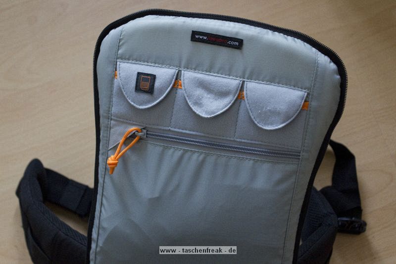 LOWEPRO FLIPSIDE 500\n\nFoto und Text von Lars Brckler - VIELEN DANK!\n\nKommentar:\n\nEs war mal wieder einer dieser Abende wo man eigentlich nichts zu tun hat und einfach so vollkommen unmotiviert im Netz surft. Das kommt zwar nicht oft vor, aber eben doch ab und an.\n\nDas eine oder andere Bierchen war schon geleert, als ich bei Klaus Bothe auf der Seite angelangte und wie jeden Tag die Kleinanzeigen bei Isarfoto checkte. Was sahen meine mden Augen da? Einen Flipside.. was? 500? Das muss doch ein Tippfehler gewesen sein, dachte ich mir. Nun mchte ich behaupten, dass ich mich im Lowepro-Sortiment auskenne, aber von einem Flipside 500 AW habe ich noch nie etwas gehrt.\n \nSchon mehrfach hatte ich im Rahmen meiner beruflichen Ttigkeit den Flipside 400 AW in der Hand und habe mich schon oft gergert, dass dieser auerordentlich gute Rucksack eine Nummer zu klein ist. Aber wenn es etwas nun mal nicht gibt, da ntzt auch Fluchen nichts. Schwamm drber. \n \nDer Blick ging schon wieder Richtung ThinkTankPhoto, denn irgendein Rucksack fr das 300er 2.8 L musste her. Immer nur Trolley war nichts und in den Aero 80 passt es zwar rein, aber es steht quasi in einem groen Fach ohne jeglichen Halt. Also Mist! Auerdem passen dann keine anderen Linsen mehr hinein.\n \nNun, ich recherchierte also ein wenig ber den 500 AW und siehe da, es gibt ihn wirklich. Es handelt sich bei dem Rucksack um ein limitiertes Sondermodell, welches Lowepro zu den olympischen Winterspielen an Profifotografen (offenbar) verschenkt hatte. Zu kaufen gibt es den Rucksack nicht. Ich habe eine einzige chinesische Seite gefunden, die den Rucksack fr schlappe 4083 Hongkong-Dollar vertreibt. Das entspricht in richtigem Geld 406 Euro + Versand und Tax. Das nenne ich mal eine Ansage!\n\nIch bin mittlerweile ber den Punkt hinaus, wo ich mir ber die Preise von Fotozubehr den Kopf zerbreche, geschweige denn mich darber aufrege.\n\nInteressant ist, dass LowePro nur 1200 Stck von den Ruckscken produziert hat. Da stellt sich natrlich die Frage, wie wirtschaftlich so etwas ist. Meiner hat die Nummer 109/1200. Wie toll!\n \nGenug Gelaber, kommen wir zum Rucksack:\n \nErstes Befummeln:\n \nDer erste Eindruck ist wie bei jedem LowePro Produkt erstklassig. Lange habe ich darber nachgedacht, wer denn nun eigentlich die besseren Produkte macht, LowePro oder Tamrac. Oft ist das Preisniveau sehr hnlich aber die Verarbeitung geht in den meisten Fllen an LowePro. Diese Erkenntnis manifestiert sich auch im Flipside 500 AW. Die Tasche ist wahnsinnig gut gepolstert und die Gre ist fr meine Krperhhe ideal. Er wirkt auf den ersten Blick nicht zu wuchtig und macht einen hochwertigen Eindruck.\n \nNegatives fiel mir erstmal nicht auf, auer ein NPS Logo, was fr mich als Canoniero natrlich ein No-Go ist. Aber das soll mich nicht weiter stren, Patch drber nhen und gut ist!\n \nAusstattung: \n\nMittlerweile habe ich gelernt, dass es einige wichtige Kriterien gibt, die ein Rucksack erfllen muss damit er im tglichen Einsatz bestehen kann.\n \nNeben dem Schutz der Ausrstung sind das vor allem Komfortmerkmale wie ein ordentlich gepolsterter Beckengurt oder breite und weiche Schultergurte. Beides bietet der Flipside 500 AW und hinterlsst somit schonmal einen guten Eindruck. Das modische uere ist ebenfalls angenehm, wenngleich es mir lieber gewesen wre, wenn es den 500 AW in dem sehr schnen Grnton des 400 AW gegeben htte. Alles Gute ist aber nie beisammen und bei einer Auflage von nur 1200 Stck WELTWEIT ist es wahrscheinlich nicht machbar gewesen auch noch Farbwnsche zu bercksichtigen.\n \nWichtig fr mich ist, dass ich mein 13 MacbookPro immer dabei haben kann. Dies ist im Flipside auf gleich 2 verschiedene Varianten mglich. Zum einen besitzt der Rucksack ein grorumiges Frontfach in welches der Laptop reinpasst. Zum Anderen wre auch im Innenraum noch Platz fr das gute Stck. Wie praktisch letzteres bei der Entnahme der Kamera am Ende noch ist, das mag ich jetzt noch nicht einschtzen.\n\nWie jeder Rucksack von Lowepro ist auch der 500 Aw mit der LowePro - Stativhalterung versehen. Diese erfllt ihren Zweck, ist aber nicht besonders ansehnlich. Das kann TTP deutlich besser. Dafr hat die LowePro Stativhalterung den groen Vorteil, dass man sie einfach einklappen und hinter einem Verschluss verschwinden lassen kann. Das ist pfiffig und hat sich als sinnvoll herausgestellt.\n \nSollte es von oben mal richtig runter schtten, so ist auch das kein Problem, denn der Rucksack verfgt ber ein AW (All Weather) Cover, welches sich schon hundertfach bewhrt hat. Ich nehme an, dass da nichts gendert wurde zu allen anderen modernen LowePro - Taschen. Also, bewhrte Technik... wieso nicht? Man muss das Rad ja nicht jedes Mal neu erfinden. Besser wre es jedoch, wenn es abnehmbar wre. Ich wette aber, dass unzhlige Fotografen das Teil dann wieder zuhause vergessen und dann fluchend im Regen stehen ^^ Warum soll es denn anderen besser gehen als mir? Ich denke auch an alles mglich, vergesse aber oftmals das wichtigste (Eintrittskarten, Pass, Jahreskarten etc.)\n \nAuch Kleinigkeiten wie das Visitenkarten-Fach, die Speicherkarten-Fcher usw. sind nett, aber weder auergewhnlich noch fr mich in irgendeiner Weise nutzbar. Auch das kann TTP besser ;-) Aber wenn es schonmal da ist, rausschneiden muss man es ja nicht unbedingt.\n \nDer Innenraum:\n \nMan mag es kaum glauben, aber im Flipside 500 AW htte sogar eine Linse der Kategorie 400/2.8 L Platz. Das obere Bild zeigt, wieviel Ausrstung tatschlich in den Rucksack passt. Ich war sehr erstaunt.\n \nFolgende Ausrstung findet im Innenraum (ohne Auentaschen) Platz:\n \nCanon EOS 40D Body + BG-E2N\nCanon EOS 550D Body + BG-E8\nSigma 10-20 mm 4-5,6 + Geli\nSigma 18-50 mm 2,8-4,5 + Geli\nCanon 70-200 F4 L USM + Geli\nCanon EF 300 mm 2,8 L USM  mit umgedrehter Geli\nCanon EF Extender 1,4x II\n2x Canon Blitzgert (580 EX und 420 EX in eigener Hlle)\nSigma Objektiv-Kcher (vom 10-20) mit Ladegerten etc.\nHama Trackpack mit 16x Eneloop Akku\n\nDas ist schon ganz ordentlich. Sogar alle Ladegerte (vom MPB, BC700, Canon Ladegerte fr beide Kameras) passen noch in den Innenraum. Das liegt vor allem an der Tiefe des Rucksackes, die gro genug ist, das 70-200er F4 stehend darin zu transportieren. 2 cm weniger und das wre nicht gegangen. \n\nIn die Auentaschen passen locker jeweils 1 Flasche Wasser mit 1,5 l oder (fr diejenigen, die frh duschen und kein Wasser mit rumschleppen mssen :-) ... 2 Flaschen Bier ^^\n\nDie Flipside-Technik:\n \nLaut LowePro soll man in der Lage sein, den Rucksack nach vorn zu drehen und durch den rckseitigen Deckel Zugriff auf die Ausrstung zu haben. Das mag bei leichten Ausrstungen klappen, bei meinen 14 kg ohne Getrnke und Stativ (mehr Kilos passen ins Hauptfach nicht rein) geht das schon nicht mehr. Ich habe immer Angst, dass es den Beckengurt wegreit. Was dann das Resultat wre, dass will ich mir gar nicht ausmalen.\n \nKritikpunkte:\n \nEs gibt natrlich auch Dinge, die mir nicht ganz so gut gefallen. Zum einen ist da die eingeschrnkte Farbwahl und die Tatsache, dass man den Rucksack nicht frei kaufen kann. Zum anderen knnte man die Stativ - Halterung noch optimieren. Ich werde mein CT-3442 wohl wieder an der Seite transportieren, wie bei jedem anderen Rucksack auch. Beckengurte sind schn, aber schn wre es auch, wenn man diese auch abnehmen knnte. Ab und an stren sie dann doch ein wenig aber wenns nicht geht... Wurscht!\n \nFazit:\n \nMal wieder ein toller Rucksack, vollgestopft mit tollen Features. Wem der 400er nicht reicht, der wird mit dem 500er AW glcklich. Der hohe Anschaffungswiderstand schreckt ein wenig ab, aber Exklusivitt hat eben ihren Preis. Ich habe den Rucksack tglich im Einsatz beim Wandern und auf dem Bike. Bei beiden Einsatzbereichen macht er eine gute Figur und ich wrde ihn jederzeit wieder kaufen.\n \nWie viel jeder Einzelne dann am Ende bereit ist zu zahlen, das hngt sicher davon ab, wie gut die eigenen Anforderungen von dem Rucksack erfllt werden und was einem die Exklusivitt wert ist. Letzteres interessiert mich gar nicht aber wenn es nunmal passt, dann kann es auch 2 Euro mehr kosten.\n \nBei Ebay habe ich nicht eine einzige beendete Auktion gefunden, es sollte also nicht leicht werden den LowePro Flipside 500 AW auf dem Gebrauchtmarkt zu finden.