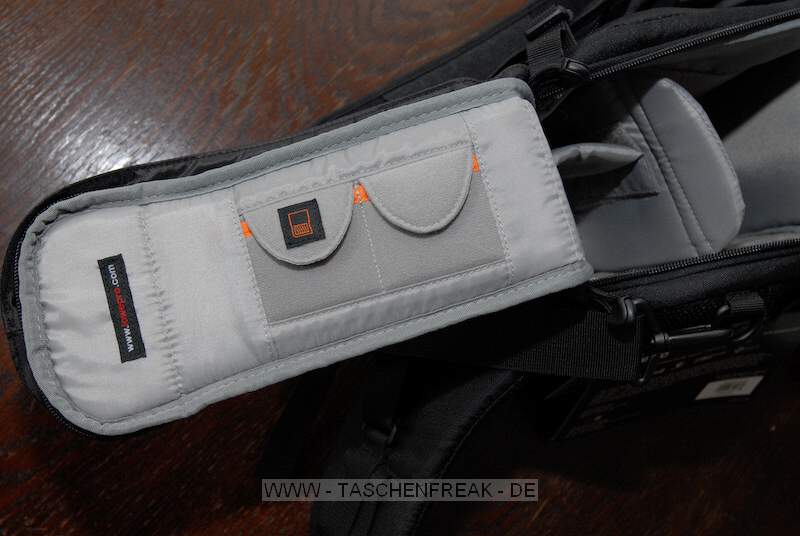 LOWEPRO INVERSE 200 AW\n\nFoto und Text von Oliver Biederbeck - VIELEN DANK!\n\nKommentar:\n\nDer einfach zu ffnende Deckel enthlt zwei Taschen fr jeweils eine CF-Karte.