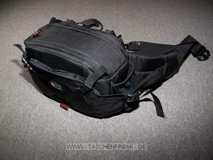 LOWEPRO INVERSE 200 AW\n\nFoto und Kommentar von Christian Toelle - VIELEN DANK!\n\nKommentar:\n\nHi Jrg,\n\nanbei ein paar Bilder der Inverse 200 AW mit Kamera. Es passt hinein eine 40D mit BG und 17-85 mit Geli, 2 Objektive wie das 50 1.4, 100 Makro, beides mit Geli und ein Wenig Kleinkram. Mit etwas Druck geht auch noch ein Blitz hinein. Schne, kompakte Bauchtasche mit Schulterriemen als Alternative, oder Lastverteiler. Sehr praktisch ist der Schulterriemen auch beim Objektivwechsel.\n\nGru Christian