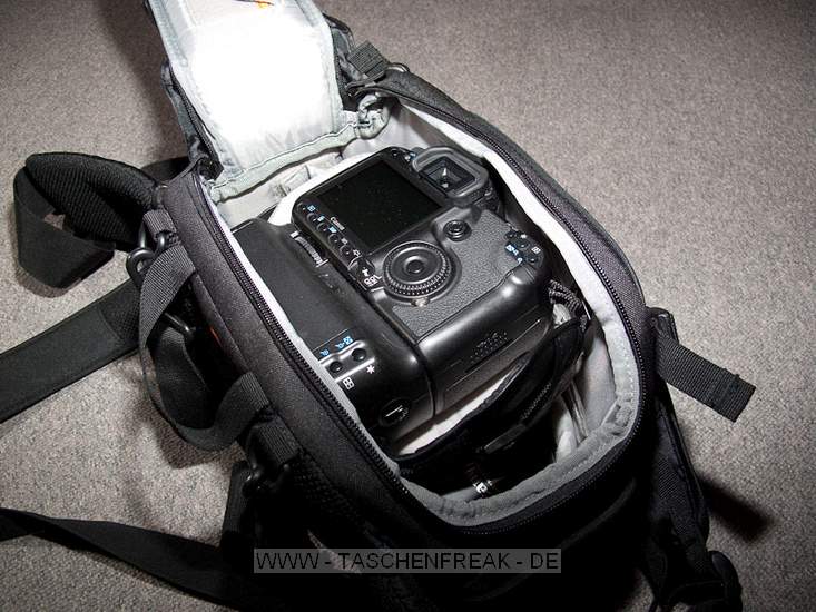 LOWEPRO INVERSE 200 AW\n\nFoto und Kommentar von Christian Toelle - VIELEN DANK!\n\nKommentar:\n\nHi Jrg,\n\nanbei ein paar Bilder der Inverse 200 AW mit Kamera. Es passt hinein eine 40D mit BG und 17-85 mit Geli, 2 Objektive wie das 50 1.4, 100 Makro, beides mit Geli und ein Wenig Kleinkram. Mit etwas Druck geht auch noch ein Blitz hinein. Schne, kompakte Bauchtasche mit Schulterriemen als Alternative, oder Lastverteiler. Sehr praktisch ist der Schulterriemen auch beim Objektivwechsel.\n\nGru Christian