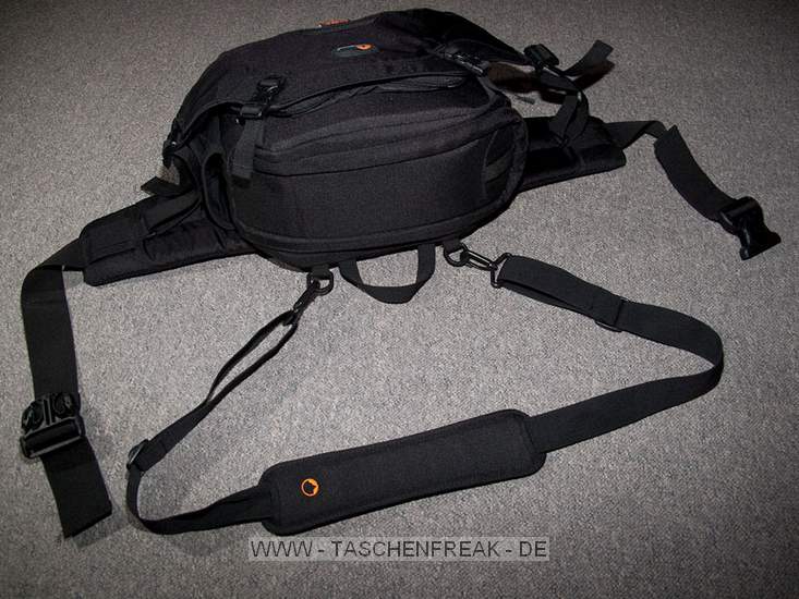 LOWEPRO INVERSE 200 AW\n\nFoto und Kommentar von Christian Toelle - VIELEN DANK!\n\nKommentar:\n\nHi Jrg,\n\nanbei ein paar Bilder der Inverse 200 AW mit Kamera. Es passt hinein eine 40D mit BG und 17-85 mit Geli, 2 Objektive wie das 50 1.4, 100 Makro, beides mit Geli und ein Wenig Kleinkram. Mit etwas Druck geht auch noch ein Blitz hinein. Schne, kompakte Bauchtasche mit Schulterriemen als Alternative, oder Lastverteiler. Sehr praktisch ist der Schulterriemen auch beim Objektivwechsel.\n\nGru Christian