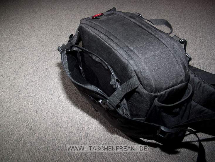 LOWEPRO INVERSE 200 AW\n\nFoto und Kommentar von Christian Toelle - VIELEN DANK!\n\nKommentar:\n\nHi Jrg,\n\nanbei ein paar Bilder der Inverse 200 AW mit Kamera. Es passt hinein eine 40D mit BG und 17-85 mit Geli, 2 Objektive wie das 50 1.4, 100 Makro, beides mit Geli und ein Wenig Kleinkram. Mit etwas Druck geht auch noch ein Blitz hinein. Schne, kompakte Bauchtasche mit Schulterriemen als Alternative, oder Lastverteiler. Sehr praktisch ist der Schulterriemen auch beim Objektivwechsel.\n\nGru Christian