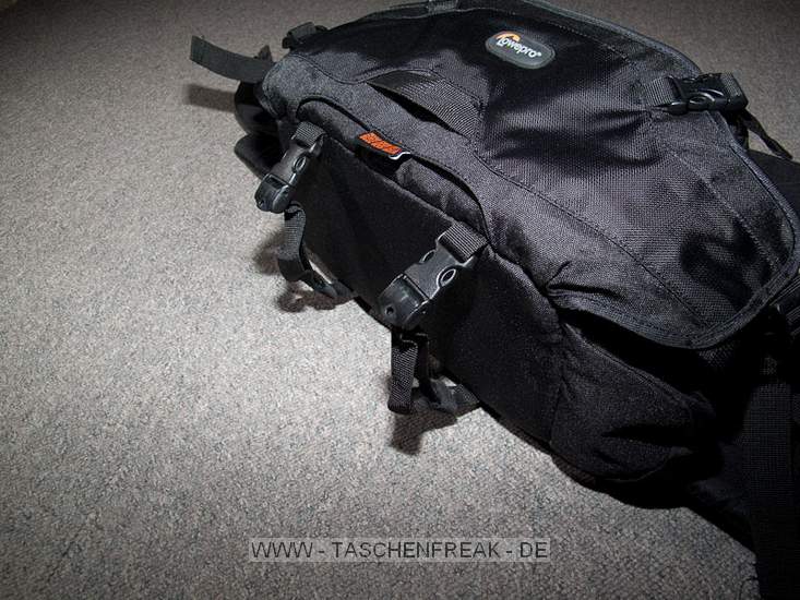 LOWEPRO INVERSE 200 AW\n\nFoto und Kommentar von Christian Toelle - VIELEN DANK!\n\nKommentar:\n\nHi Jrg,\n\nanbei ein paar Bilder der Inverse 200 AW mit Kamera. Es passt hinein eine 40D mit BG und 17-85 mit Geli, 2 Objektive wie das 50 1.4, 100 Makro, beides mit Geli und ein Wenig Kleinkram. Mit etwas Druck geht auch noch ein Blitz hinein. Schne, kompakte Bauchtasche mit Schulterriemen als Alternative, oder Lastverteiler. Sehr praktisch ist der Schulterriemen auch beim Objektivwechsel.\n\nGru Christian