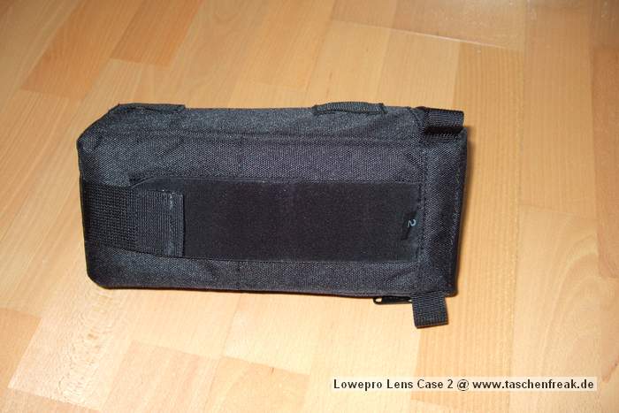 Foto von Jrg Langer\n\nKommentar des Nutzers:\n\nLowepro Lens Cases - hier das Modell 2, eigenen sich ideal um Objektive oder andere Zubehrteile am Grtel oder an den sogenannten Slip Lock Schlaufen der Lowepro Taschen / Ruckscke anzubringen.\n\nDieses Case hier verwede ich gern efr das Canon Makro 100 mm f2.8 mit umgedrehter Geli und dem Winkelsucher C.