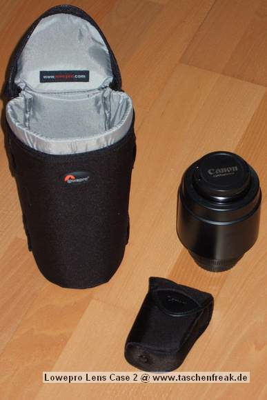 Foto von Jrg Langer\n\nKommentar des Nutzers:\n\nLowepro Lens Cases - hier das Modell 2, eigenen sich ideal um Objektive oder andere Zubehrteile am Grtel oder an den sogenannten Slip Lock Schlaufen der Lowepro Taschen / Ruckscke anzubringen.\n\nDieses Case hier verwede ich gern efr das Canon Makro 100 mm f2.8 mit umgedrehter Geli und dem Winkelsucher C.