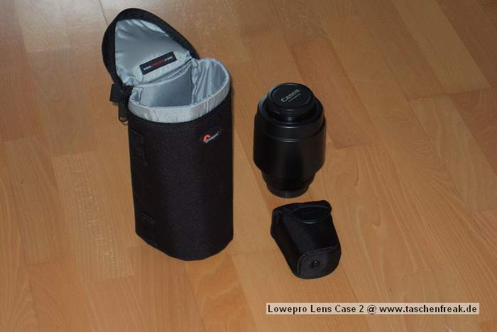 Foto von Jrg Langer\n\nKommentar des Nutzers:\n\nLowepro Lens Cases - hier das Modell 2, eigenen sich ideal um Objektive oder andere Zubehrteile am Grtel oder an den sogenannten Slip Lock Schlaufen der Lowepro Taschen / Ruckscke anzubringen.\n\nDieses Case hier verwede ich gern efr das Canon Makro 100 mm f2.8 mit umgedrehter Geli und dem Winkelsucher C.