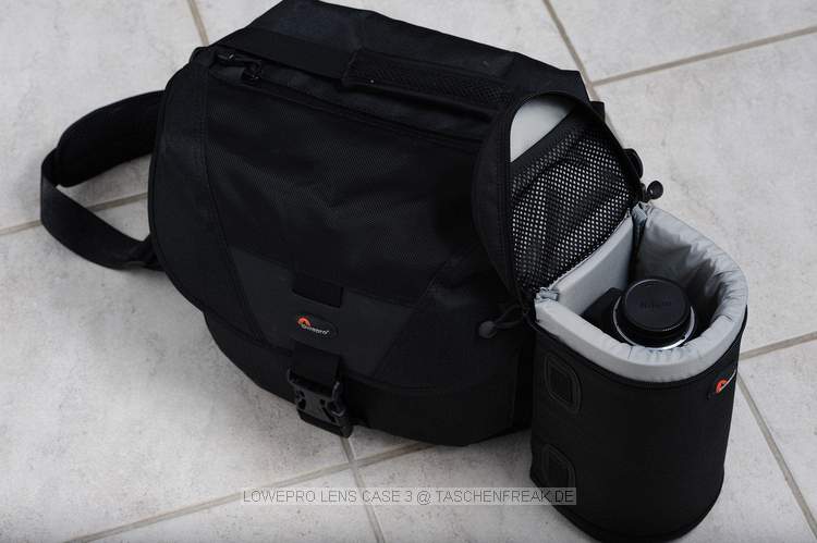 LOWEPRO LENS CASE 3 an LOWEPRO STEALTH REPORTER D300\n\nFoto von Sebastian Poll - VIELEN DANK!\n\nKommentar des Nutzers:\n\nNachdem ich Bilder gesucht aber nicht gefunden habe wollte ich selber welche bereit stellen sobald ich das Lens Case habe!\n\nSowohl Canon 70-200 4L mit umgedrehter Geli, also auch Nikon 80-200\n2.8 mit umgedrehter Geli passen perfekt rein. Der Schutz ist rein Subjektiv sehr gut, da die Polsterung wirklich sehr dick.\nDas Sliplock hat mich etwas enttuscht, hatte gehofft es wre fester, in Verbindung mit meiner Stealth Reporter D300 hngt es aber etwas lose an der Tasche, was dem Tragekomfort etwas beeintrchtigt.\n\nSebastian