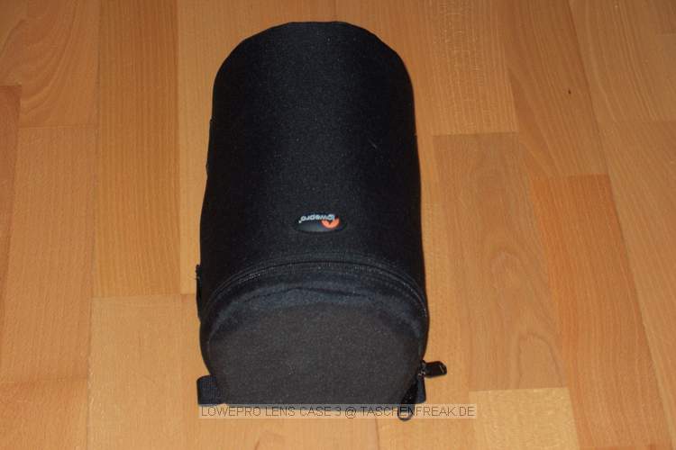 LOWEPRO LENS CASE 3\n\nFoto von Jrg Langer - www.taschenfreak.de\n\nKommentar des Nutzers:\n\nLowepro Lens Cases - hier das Modell 3, eigenen sich ideal um Objektive oder andere Zubehrteile am Grtel oder an den sogenannten Slip Lock Schlaufen der Lowepro Taschen / Ruckscke anzubringen.\n\nDieses Case hier verwede ich gerne fr das Telezoom Canon 100-400 mit umgedrehter Gegenlichblende und Stzativschelle inkl. Wechselplatte frs Stativ.\n\nDas Lens Case 3 ist deutlich dicker gepolstert als das Lens Case 2.