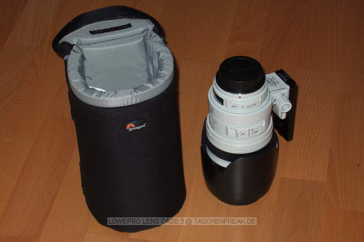 LOWEPRO LENS CASE 3\n\nFoto von Jrg Langer - www.taschenfreak.de\n\nKommentar des Nutzers:\n\nLowepro Lens Cases - hier das Modell 3, eigenen sich ideal um Objektive oder andere Zubehrteile am Grtel oder an den sogenannten Slip Lock Schlaufen der Lowepro Taschen / Ruckscke anzubringen.\n\nDieses Case hier verwede ich gerne fr das Telezoom Canon 100-400 mit umgedrehter Gegenlichblende und Stzativschelle inkl. Wechselplatte frs Stativ.\n\nDas Lens Case 3 ist deutlich dicker gepolstert als das Lens Case 2.