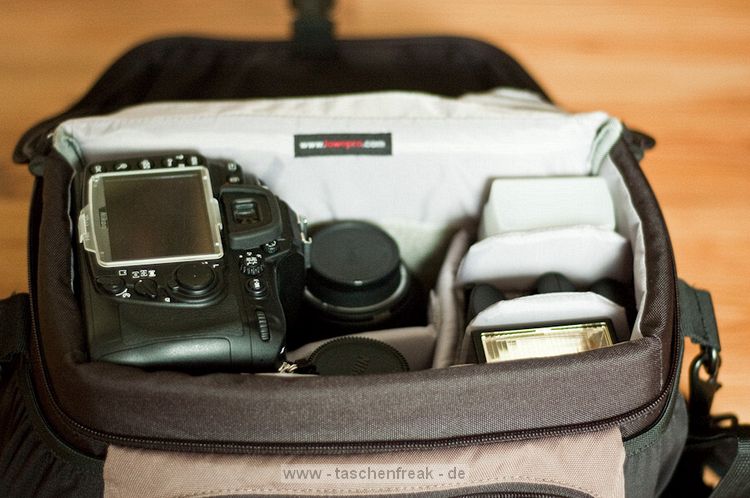 LOWEPRO NOVA 190 AW\n\nFoto und Kommentar von Jens Dittmar - Vielen Dank!\n\nKommentar des Nutzers:\n\nLowepro Nova 190 AW kaki-braun - offen und befllt