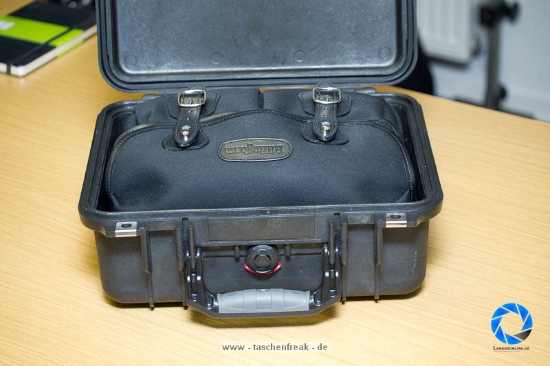 LOWEPRO OMNI SPORT EXTREME - PELI CASE 1400\n\nFoto und text von Jrg Langer - www.taschenfreak.de\n\nKommentar:\n\nLowepro Omni Sport Extreme - oder auch Peli Case 1400 \n\nmit Inhalt - entweder Billingham Hadley Small oder dem Lowepro Omni Sport Bag.\n\nDer kleine "Rambo" wenn der kleine "Inhalt" gut geschtzt sein soll.\n\nStabiler und geschtzter geht kaum - dessen sind wir uns sicher.