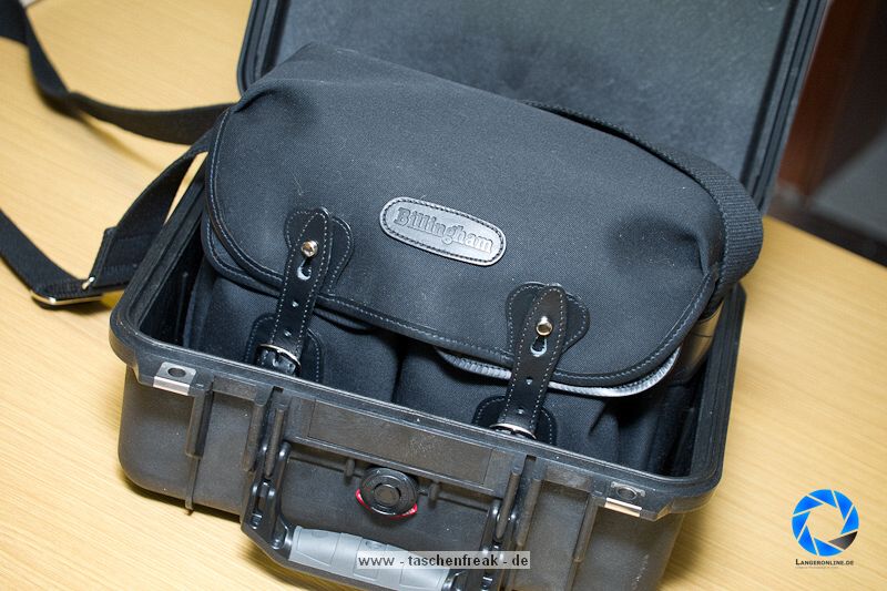 LOWEPRO OMNI SPORT EXTREME - PELI CASE 1400\n\nFoto und text von Jrg Langer - www.taschenfreak.de\n\nKommentar:\n\nLowepro Omni Sport Extreme - oder auch Peli Case 1400 \n\nmit Inhalt - entweder Billingham Hadley Small oder dem Lowepro Omni Sport Bag.\n\nDer kleine "Rambo" wenn der kleine "Inhalt" gut geschtzt sein soll.\n\nStabiler und geschtzter geht kaum - dessen sind wir uns sicher.