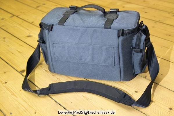 Foto von Ralf Neumann - 1000 DANK DAFR!\n\nKommentar des Nutzers:\n\nLowepro Pro 35\nber diese Tasche gibt es kaum Infos. Sie stammt aus der Zeit als die Firma noch Lowe-Pro (mit Bindestrich) hie, ist ungefhr so gro wie die frhen Magnum 35 und hat eine hnliche Ausstattung (vielleicht ein Vorgnger?). Interessant ist die Hhe, auch mit angesetztem Batteriefach passen groe DSLR hinein. \nNachteil ist der nicht berlappende Deckel, durch den offen liegenden Reiverschluss ist der Innenraum nicht optimal vor Regen geschtzt. Ist in der Bucht in der Regel unter 20 Euro zu haben. Wenn man viel Platz braucht und auf Ausstattung verzichten kann, ist die Tasche eine Alternative, vor allem auch fr Mittelformat. An der Verarbeitung gibt es nichts auszusetzen. \nMade in Ireland.